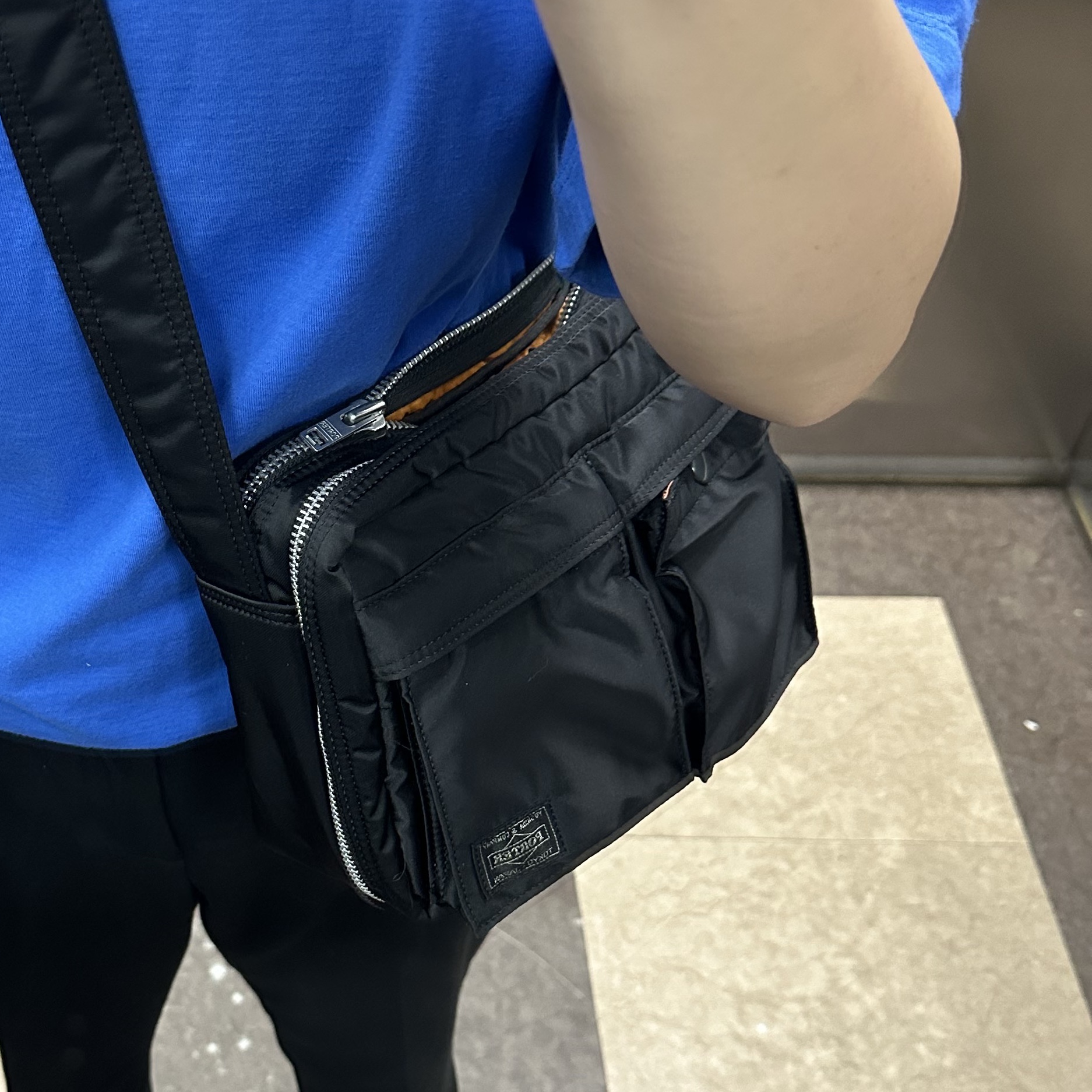 Porter Tanker Shoulder Bag S Black 착용 스타일