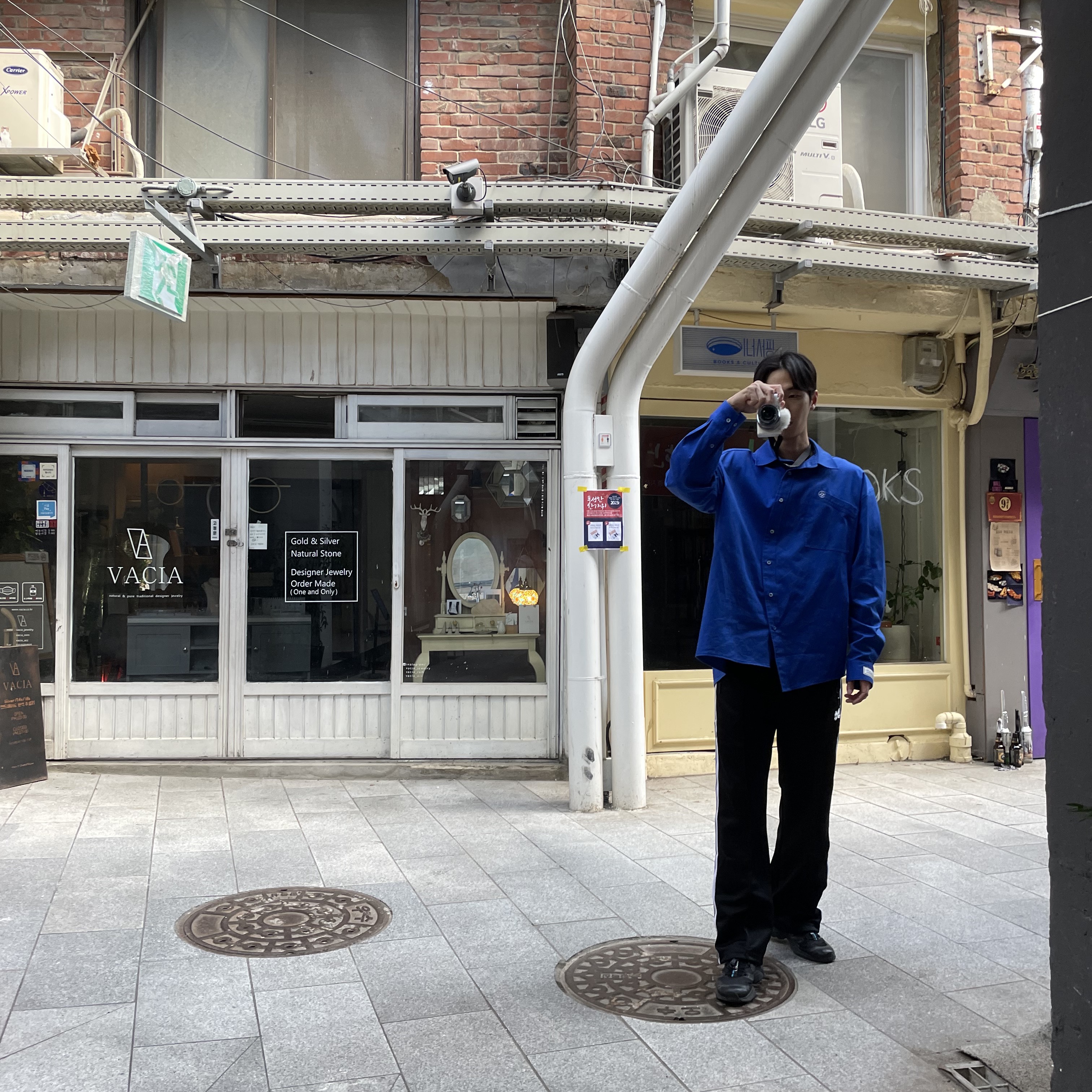 Ader Error Speric Logo Shirt Z-Blue, Needles Straight Track Pants Poly Smooth Black 착용 스타일 - 1
