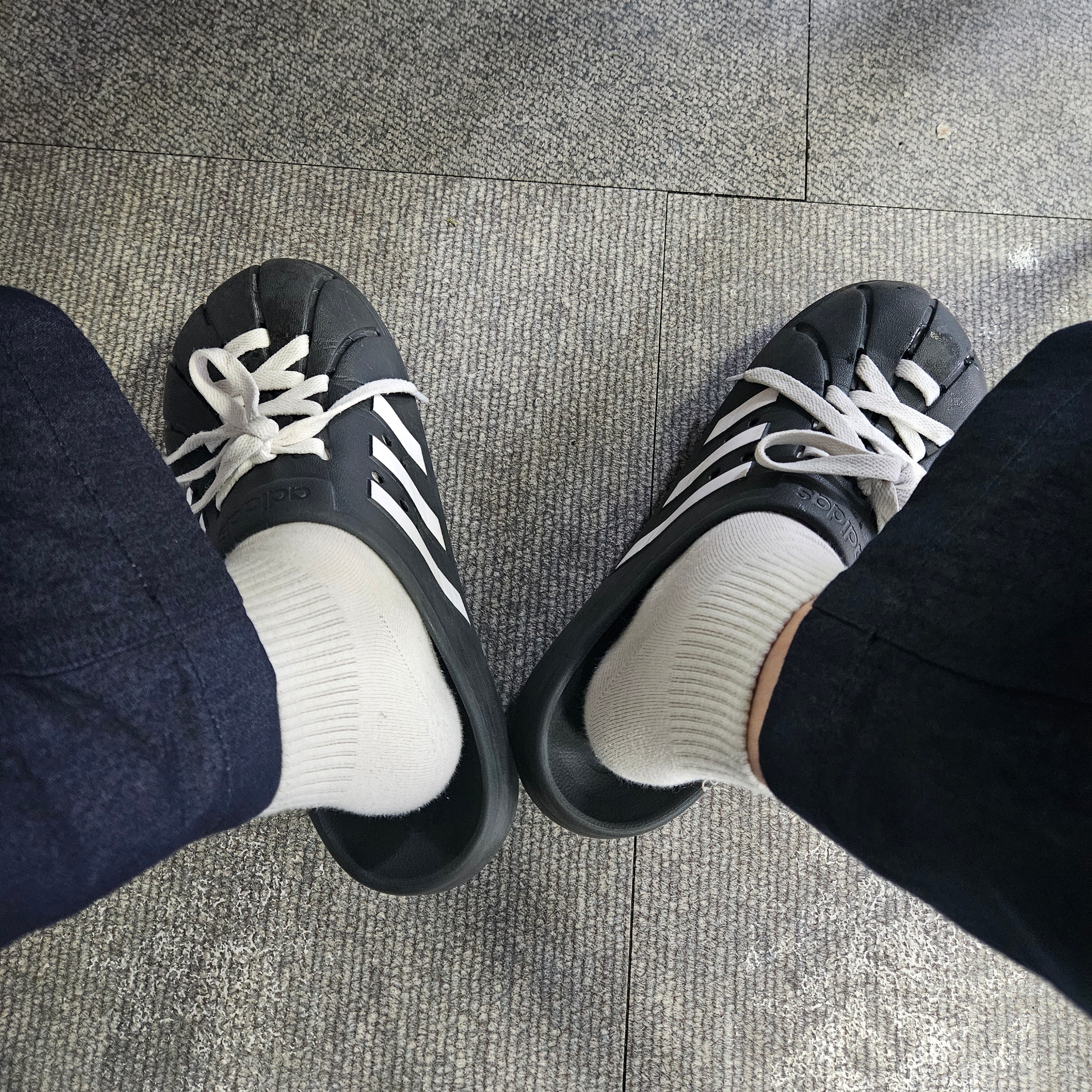Adidas Adilette Clog Black White 착용 스타일