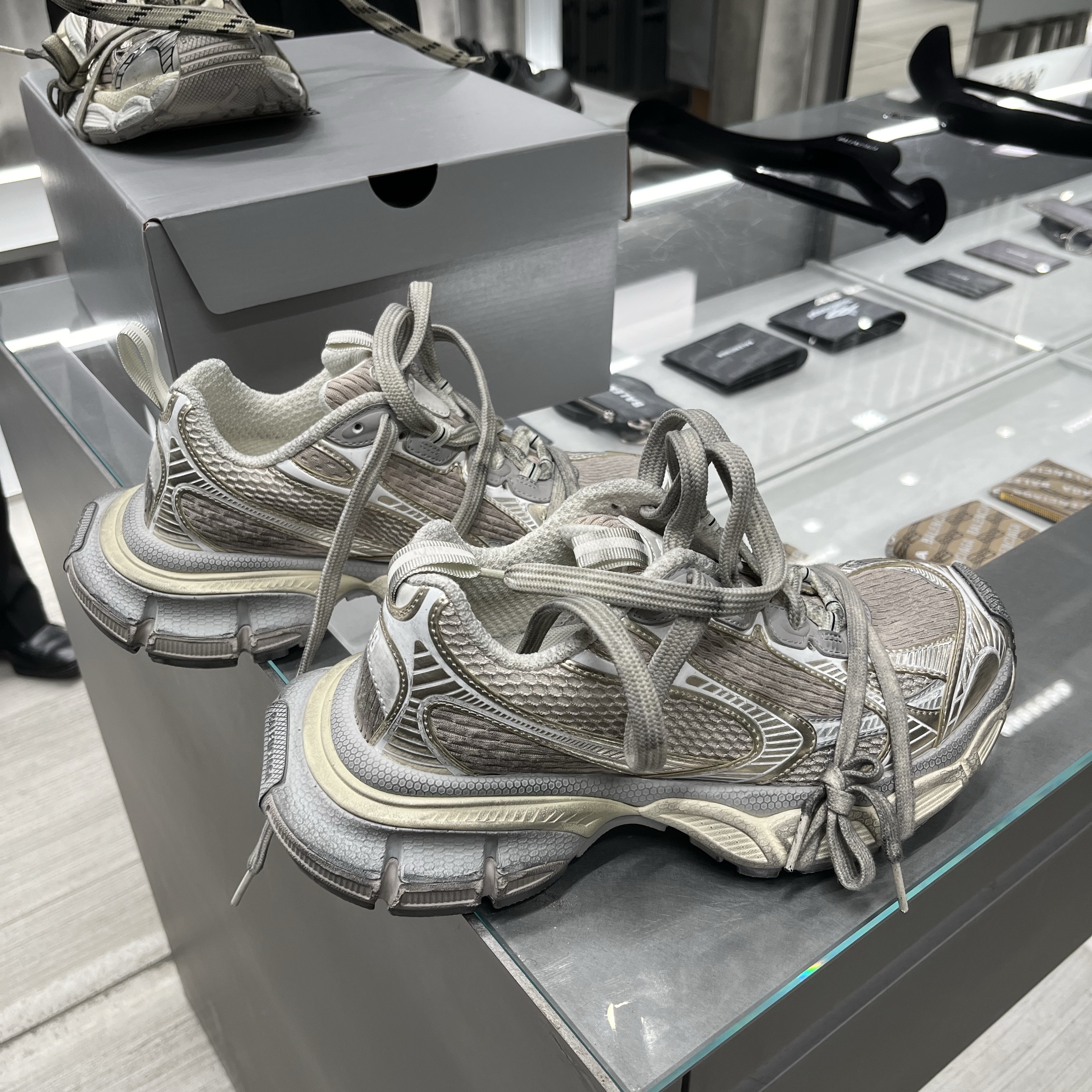 Balenciaga 3XL Sneakers Light Beige 착용 스타일 - 1