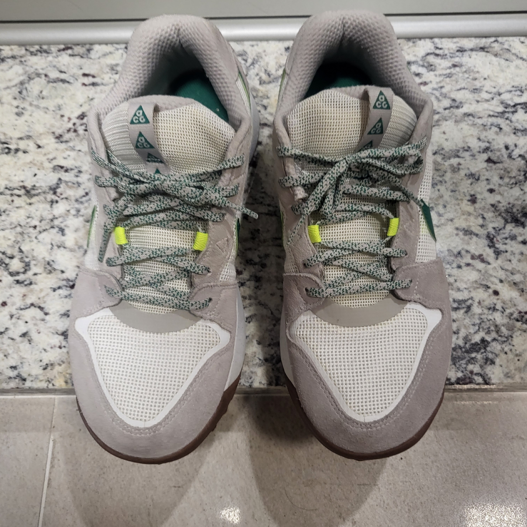 Nike ACG Lowcate Light Iron Ore 착용 스타일