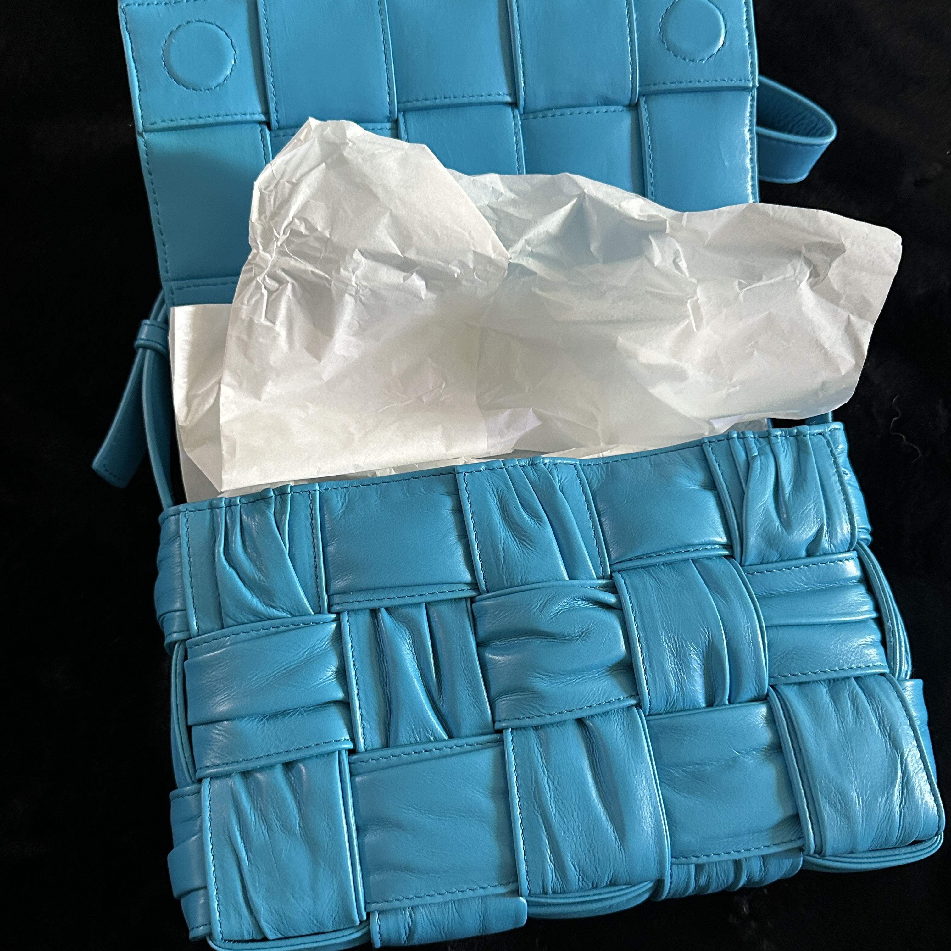 Bottega Veneta Foulard Intreccio Leather Cassette Pool 착용 스타일 - 2