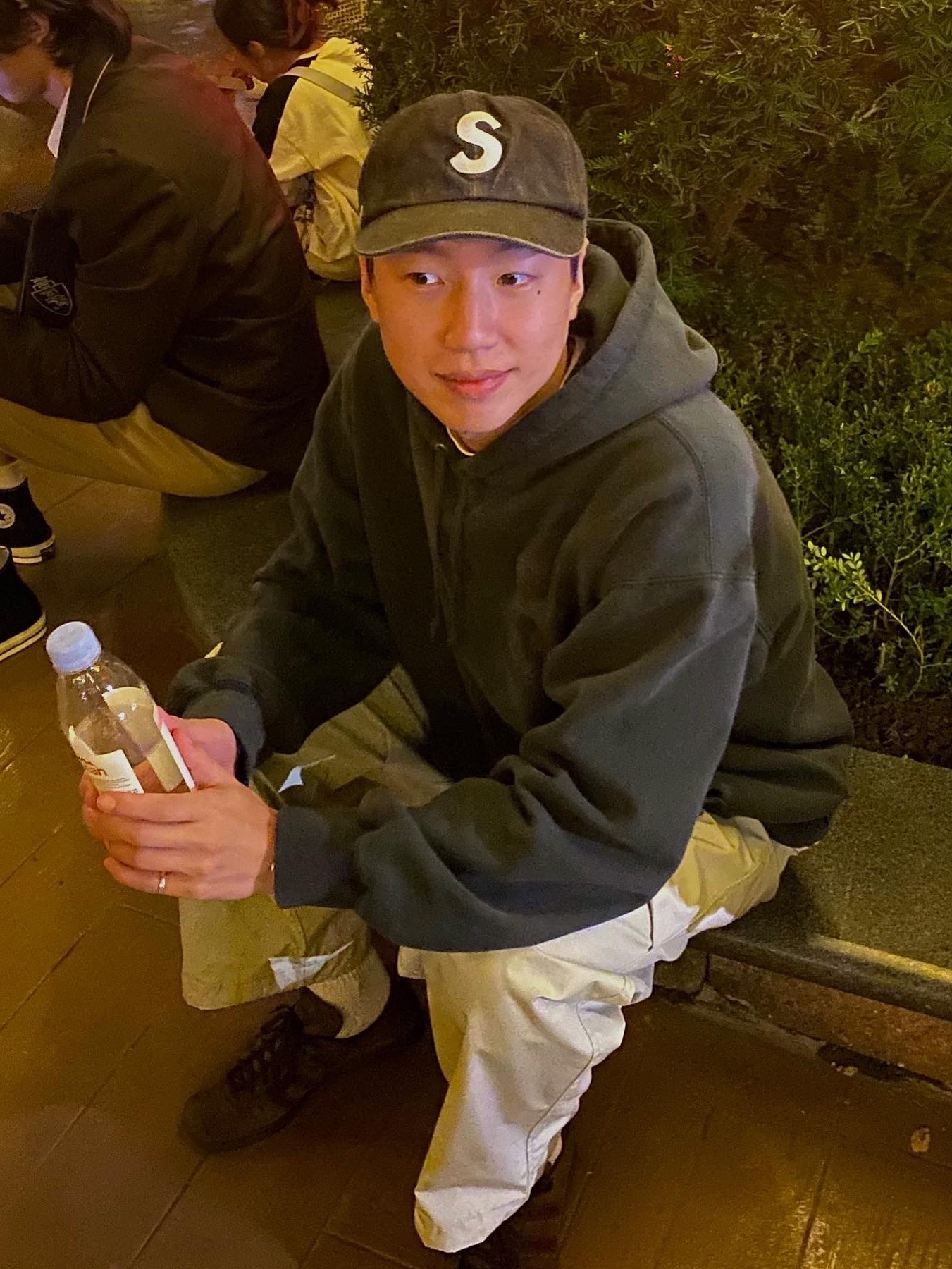 Supreme Kevlar Denim S Logo 6-Panel Black - 22SS, Supreme Overdyed S Logo Hooded Sweatshirt Black - 23SS 착용 스타일 - 1