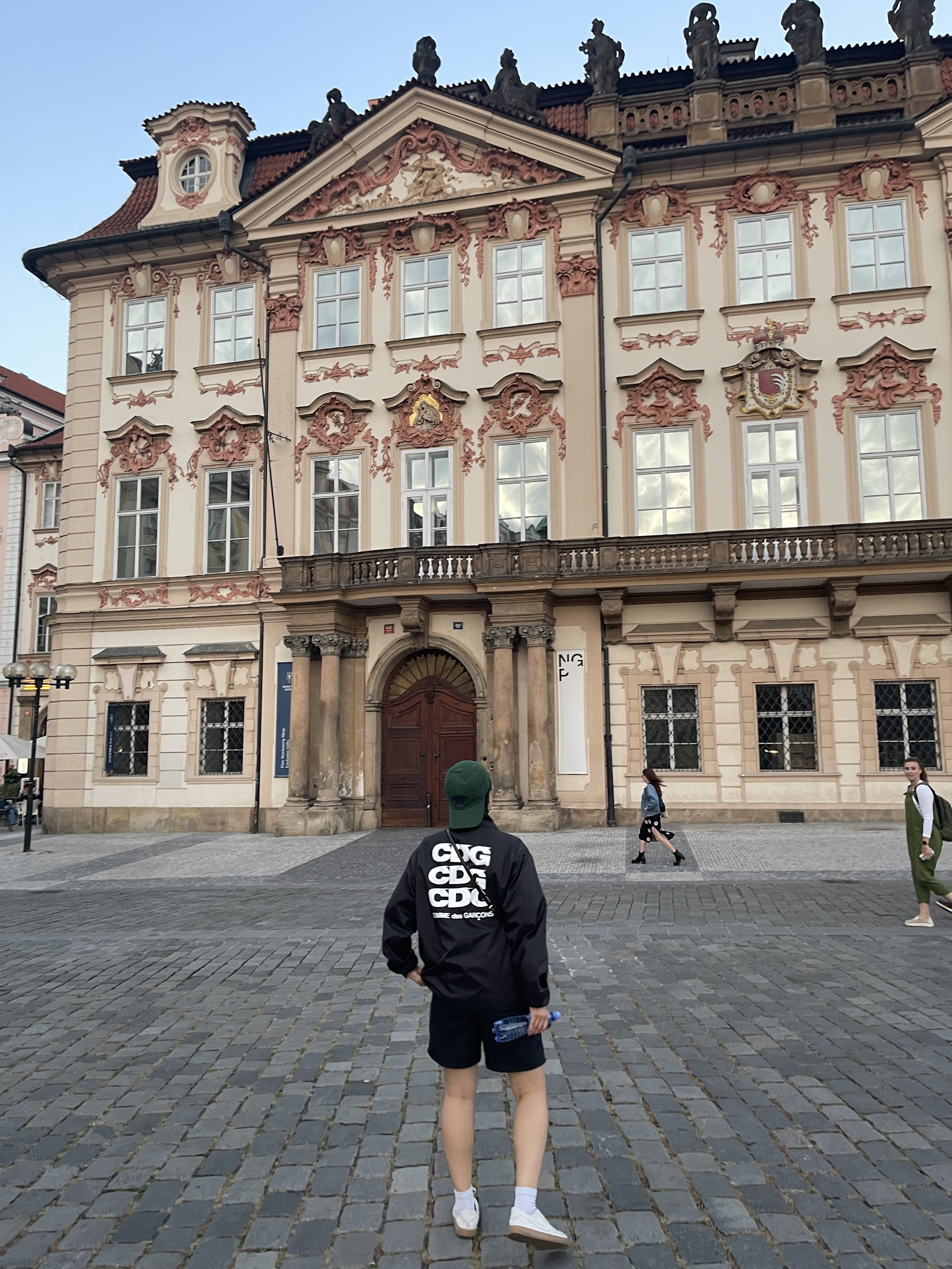 CDG Logo Coach Jacket Black 착용 스타일 - 1