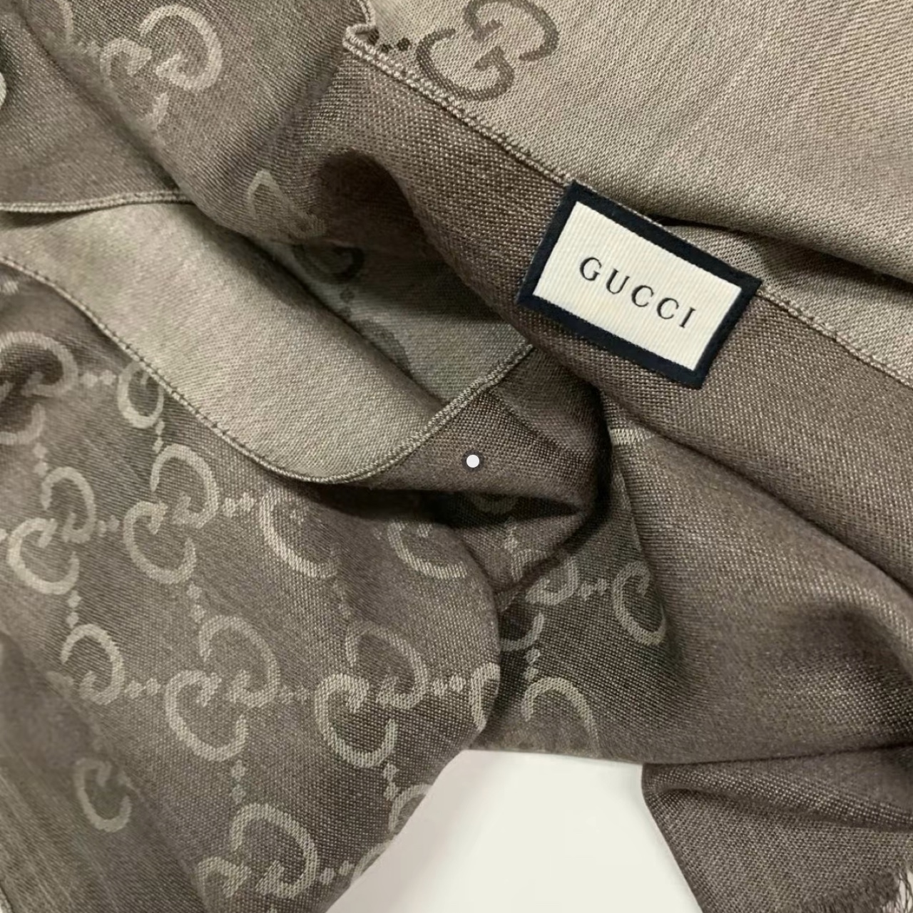 (W) Gucci GG Wool Silk Jacquard Scarf Dark Brown 착용 스타일
