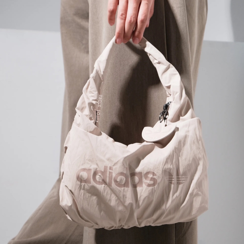 Adidas Satin Mini Shoulder Bag Wonder Taupe 착용 스타일 - 5