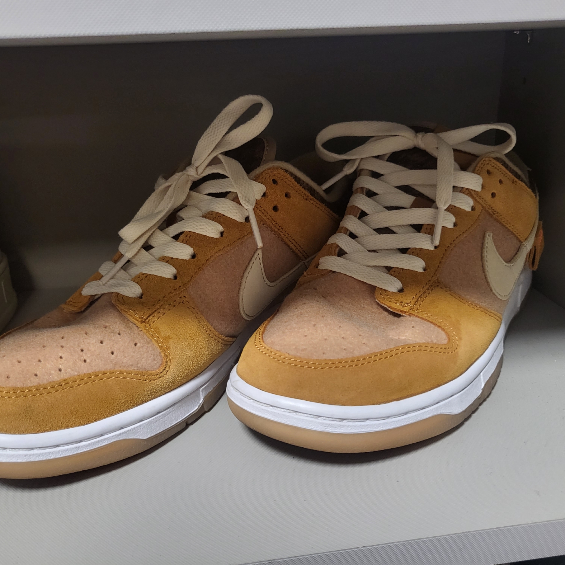 Nike Dunk Low SE Praline Desert Ochre 착용 스타일
