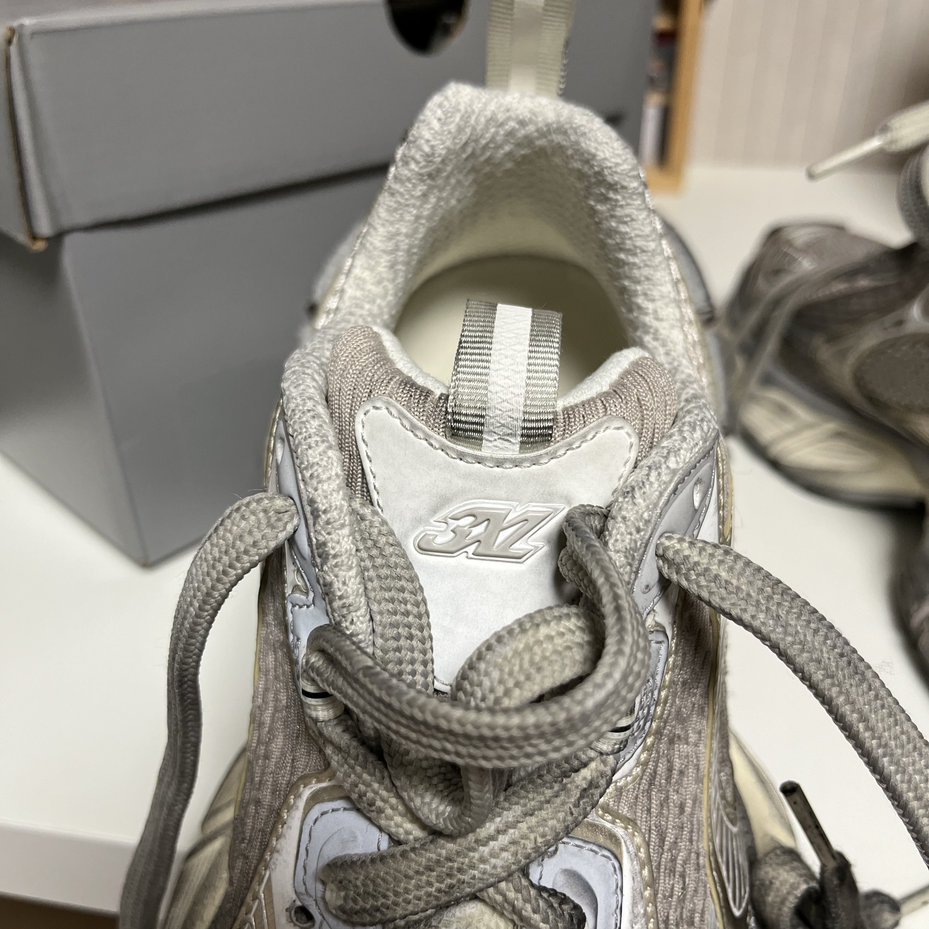 Balenciaga 3XL Sneakers Light Beige 착용 스타일 - 5