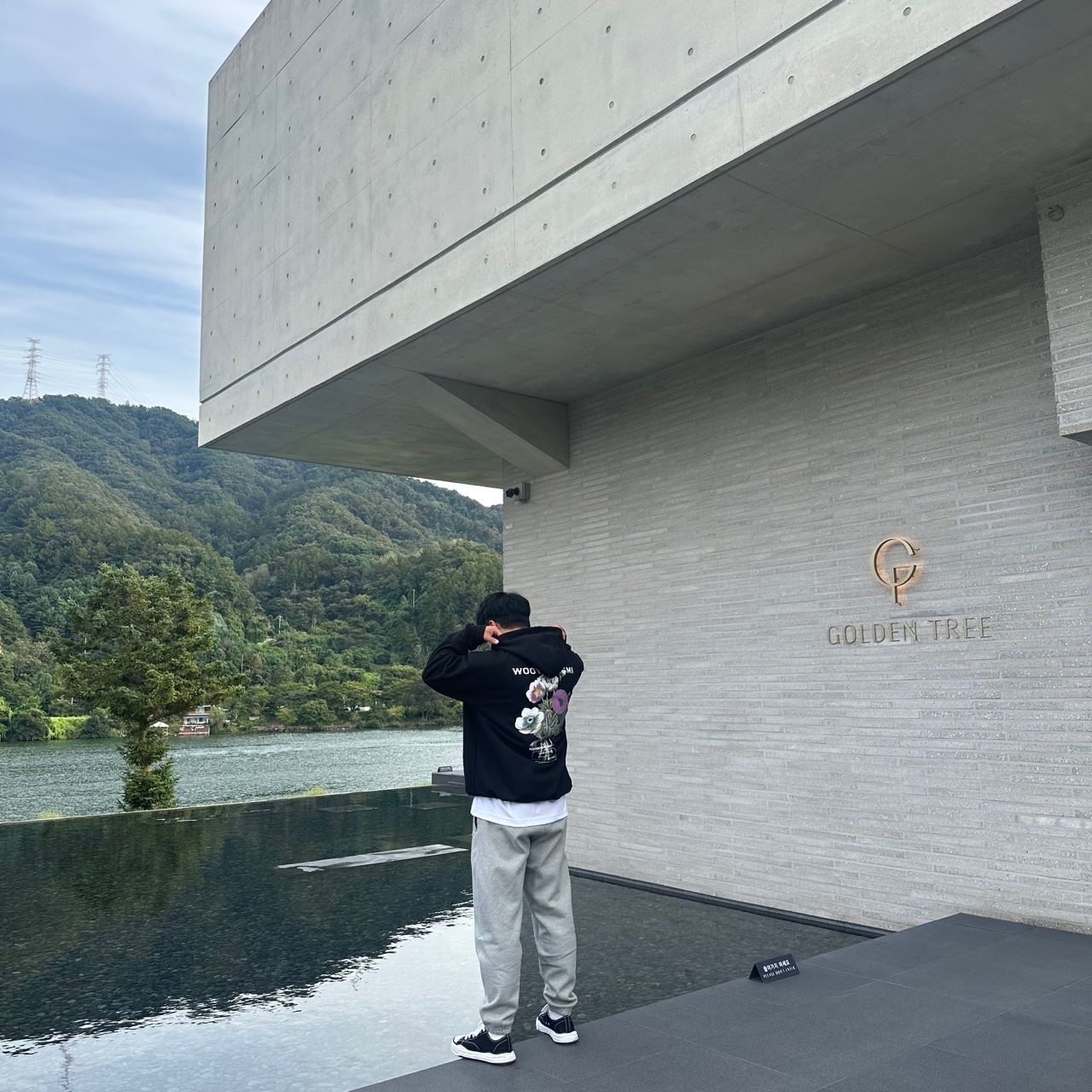 Wooyoungmi Flower Back Logo Hoodie Black - 23FW, Maison Mihara Yasuhiro Peterson OG Sole Canvas Low Sneakers Black 착용 스타일 - 2