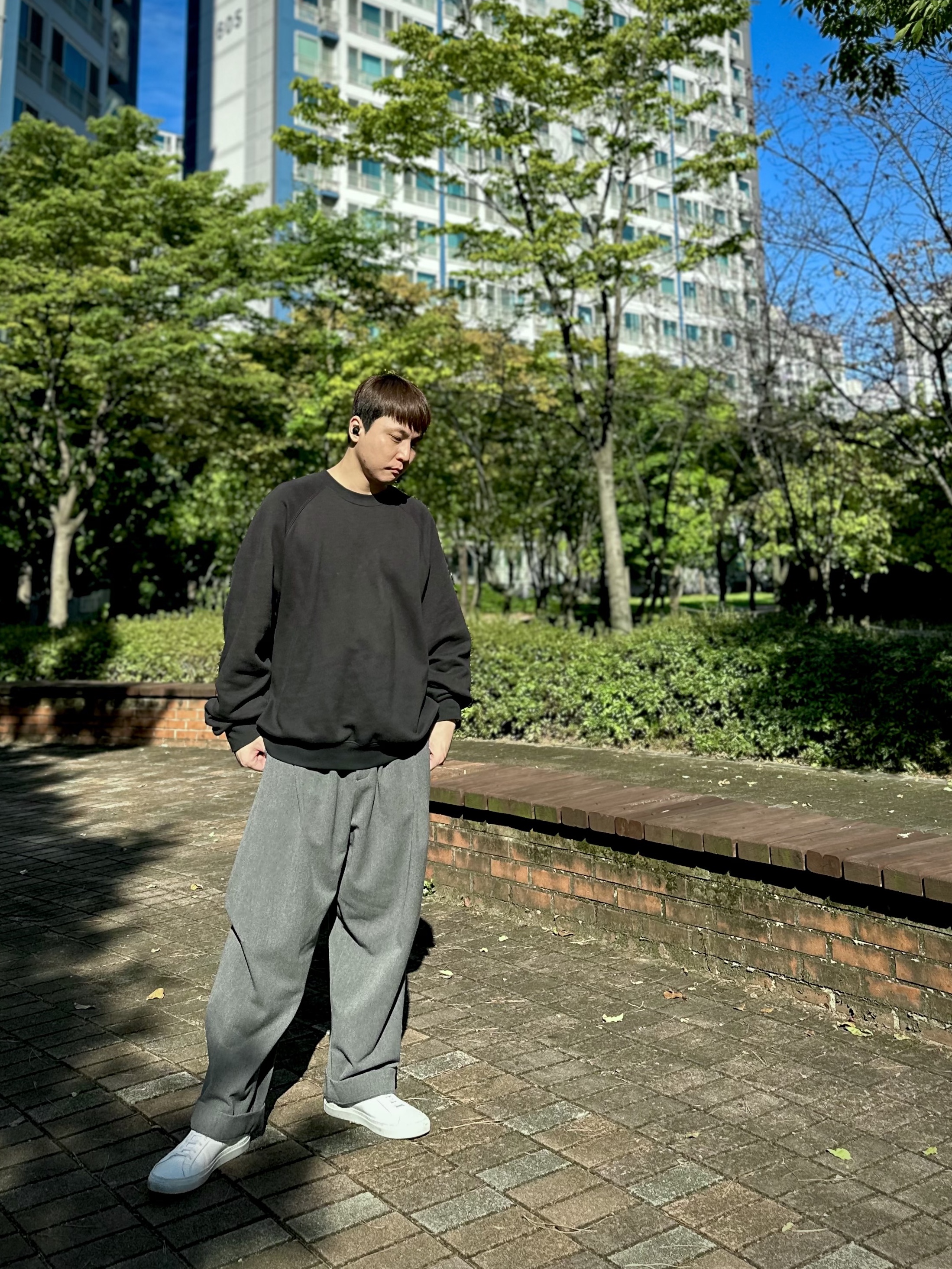 Common Projects Original Achilles Low White, Essentials Crewneck Sweatshirt Off Black - 23SS 착용 스타일
