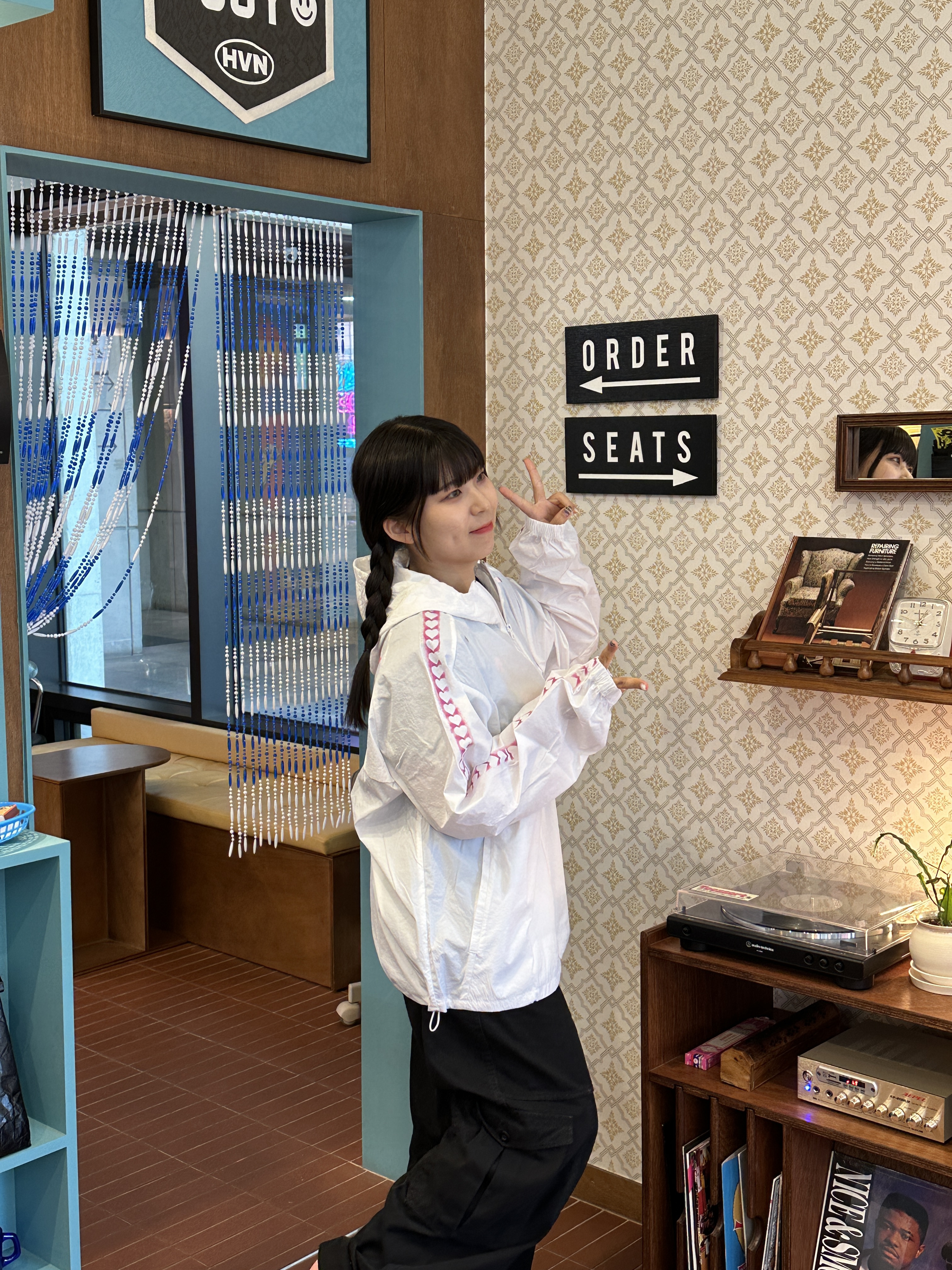 The Museum Visitor x Fila Heart Line Windbreaker White, Adidas Bermuda Glow Pink 착용 스타일 - 2