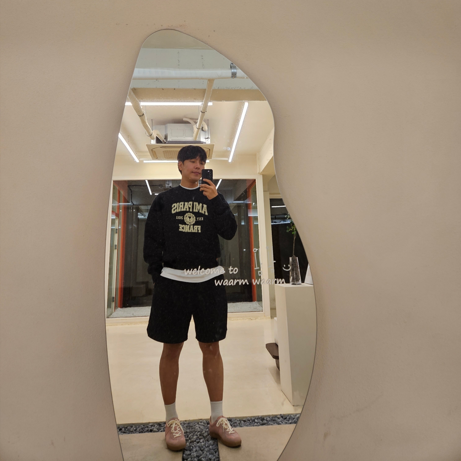 AMI Paris France Sweatshirt Black 착용 스타일