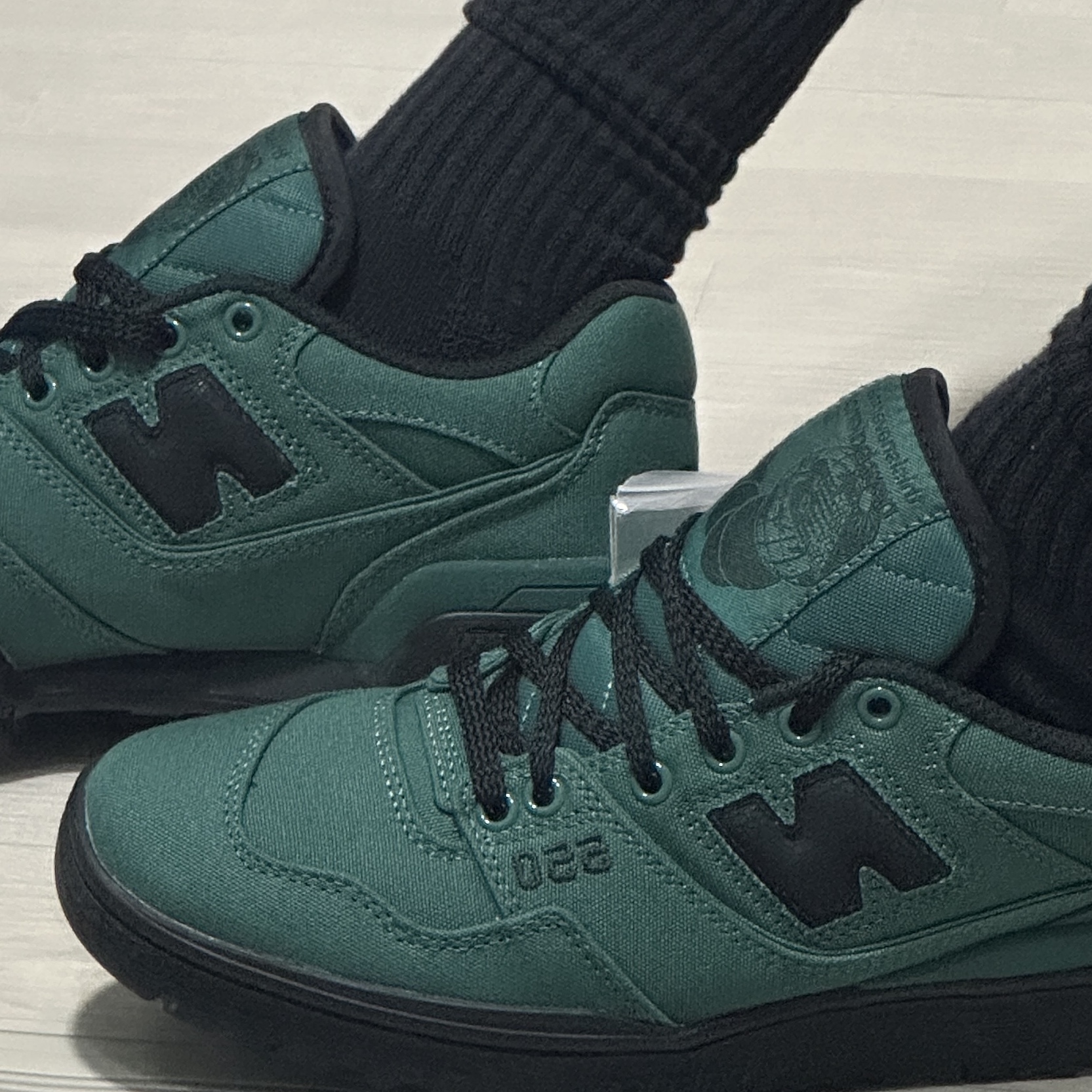 New Balance x Thisisneverthat 550 Green Black 착용 스타일 - 2