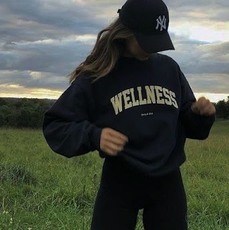 Sporty & Rich Wellness Ivy Crewneck Navy White 착용 스타일