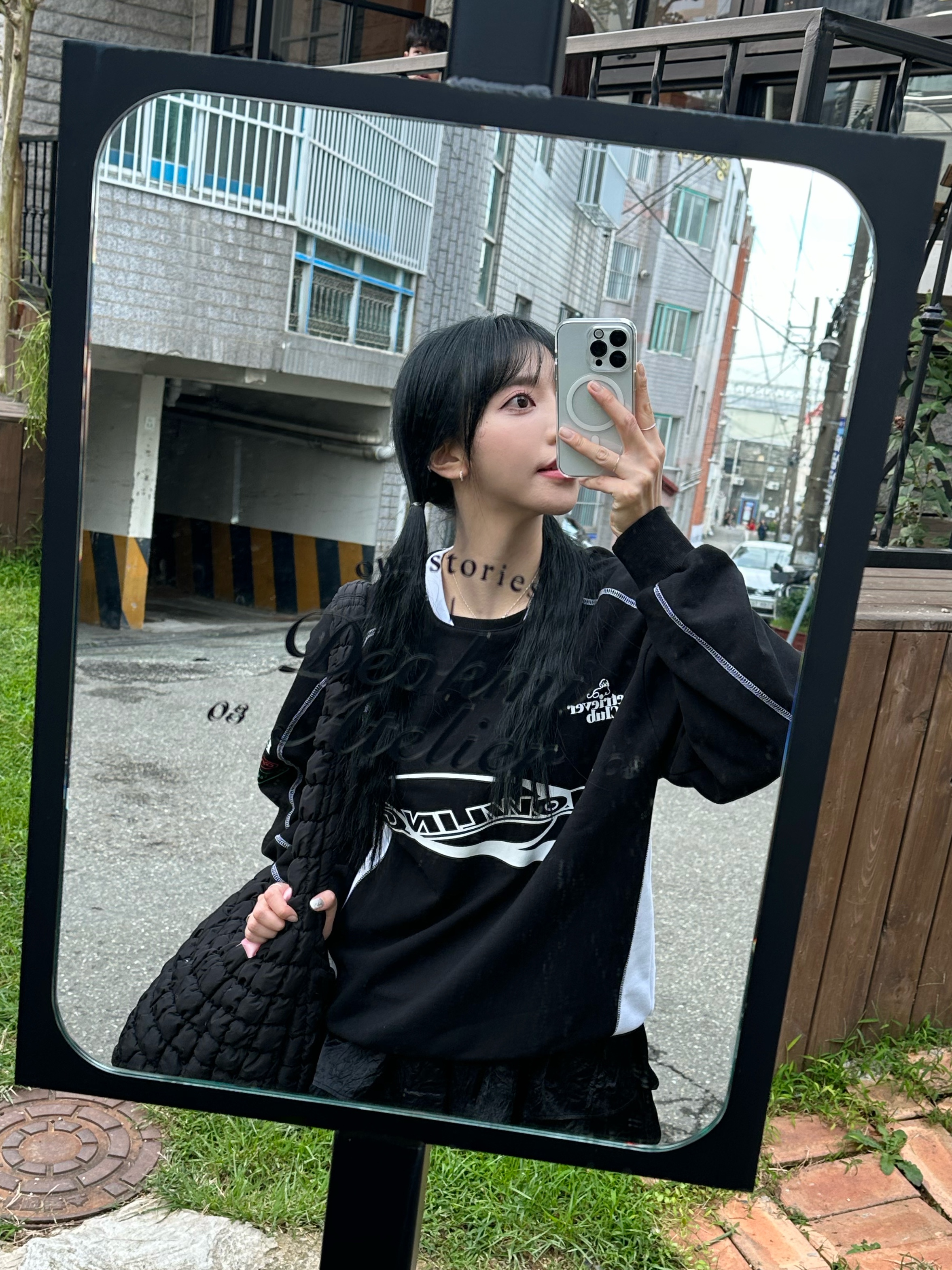 COS Quilted Oversized Shoulder Bag Black 착용 스타일