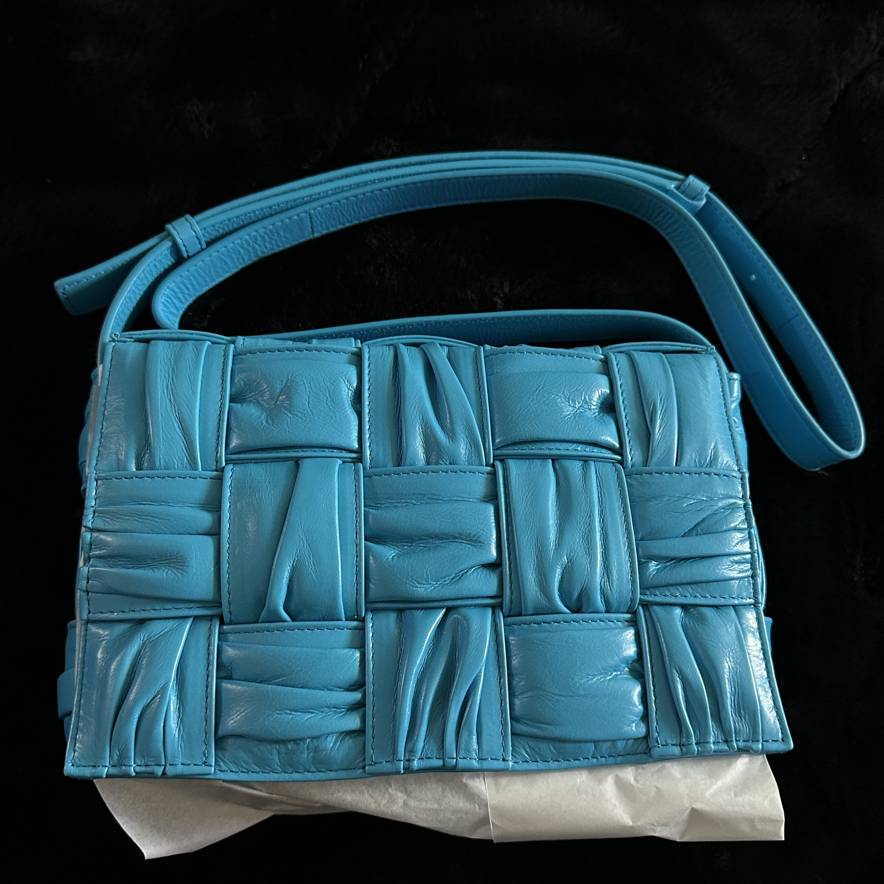 Bottega Veneta Foulard Intreccio Leather Cassette Pool 착용 스타일 - 3
