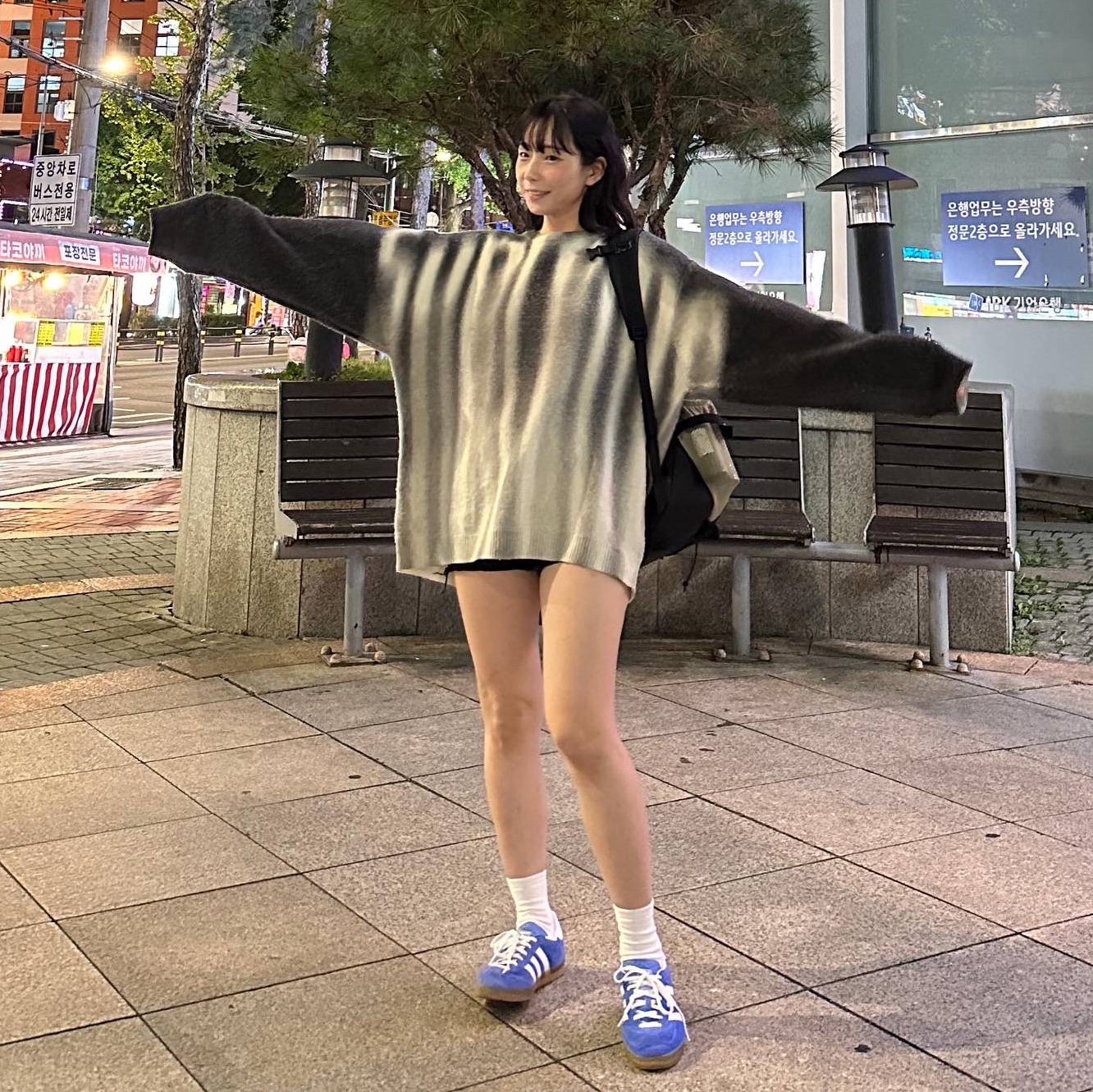 Supreme Blurred Logo Sweater Black - 23FW, Supreme Backpack Blue - 23FW 착용 스타일 - 2