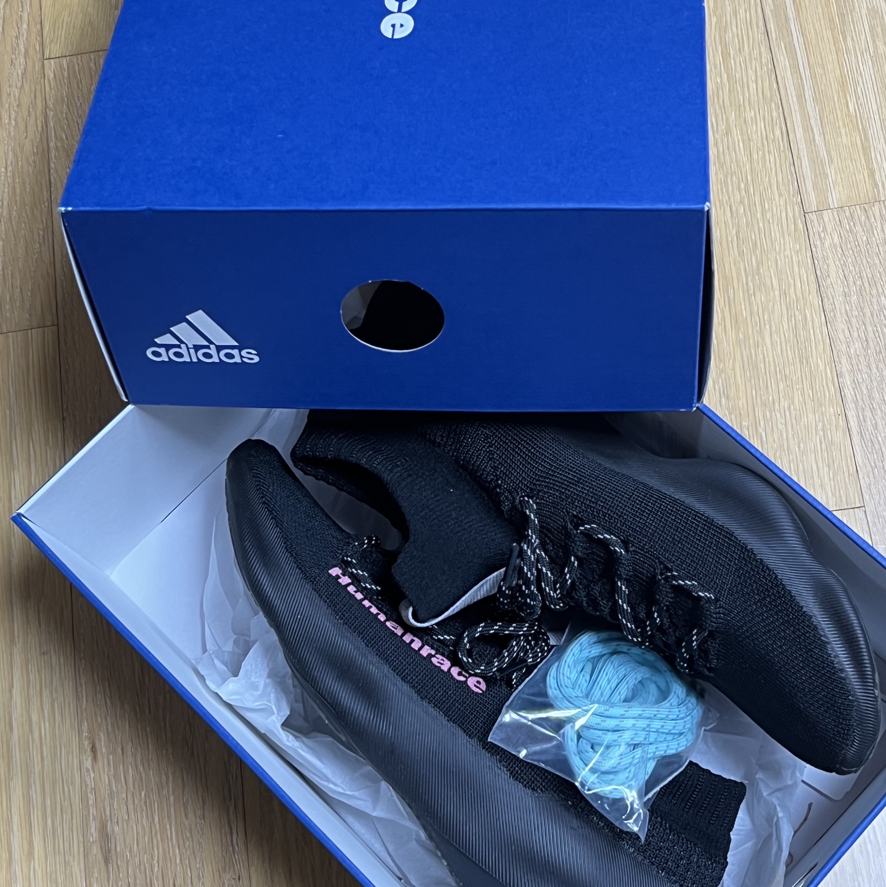 Adidas x Pharrell Williams Humanrace Sichona Black Pink 착용 스타일 - 1