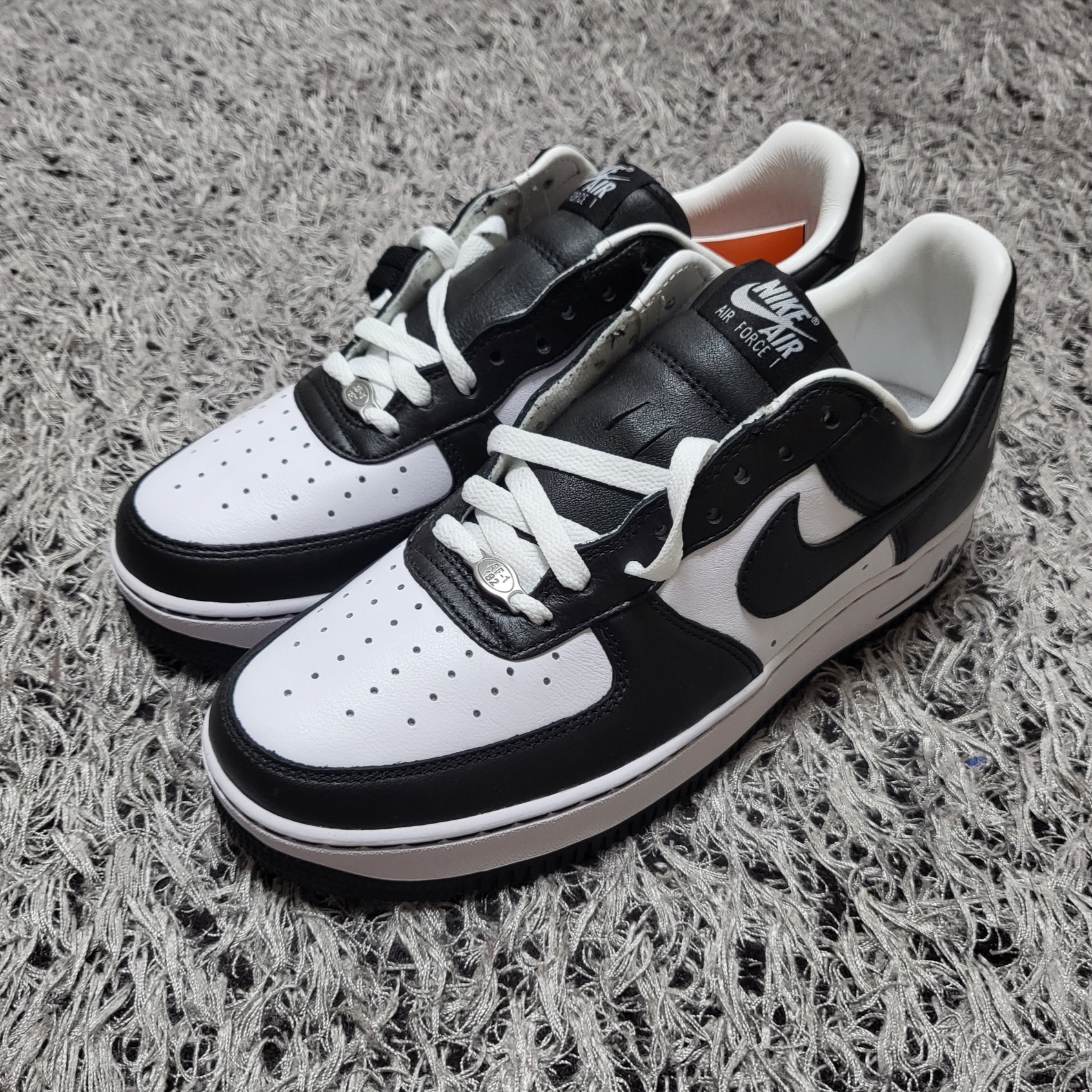 Nike x Terror Squad Air Force 1 Low QS Blackout 착용 스타일
