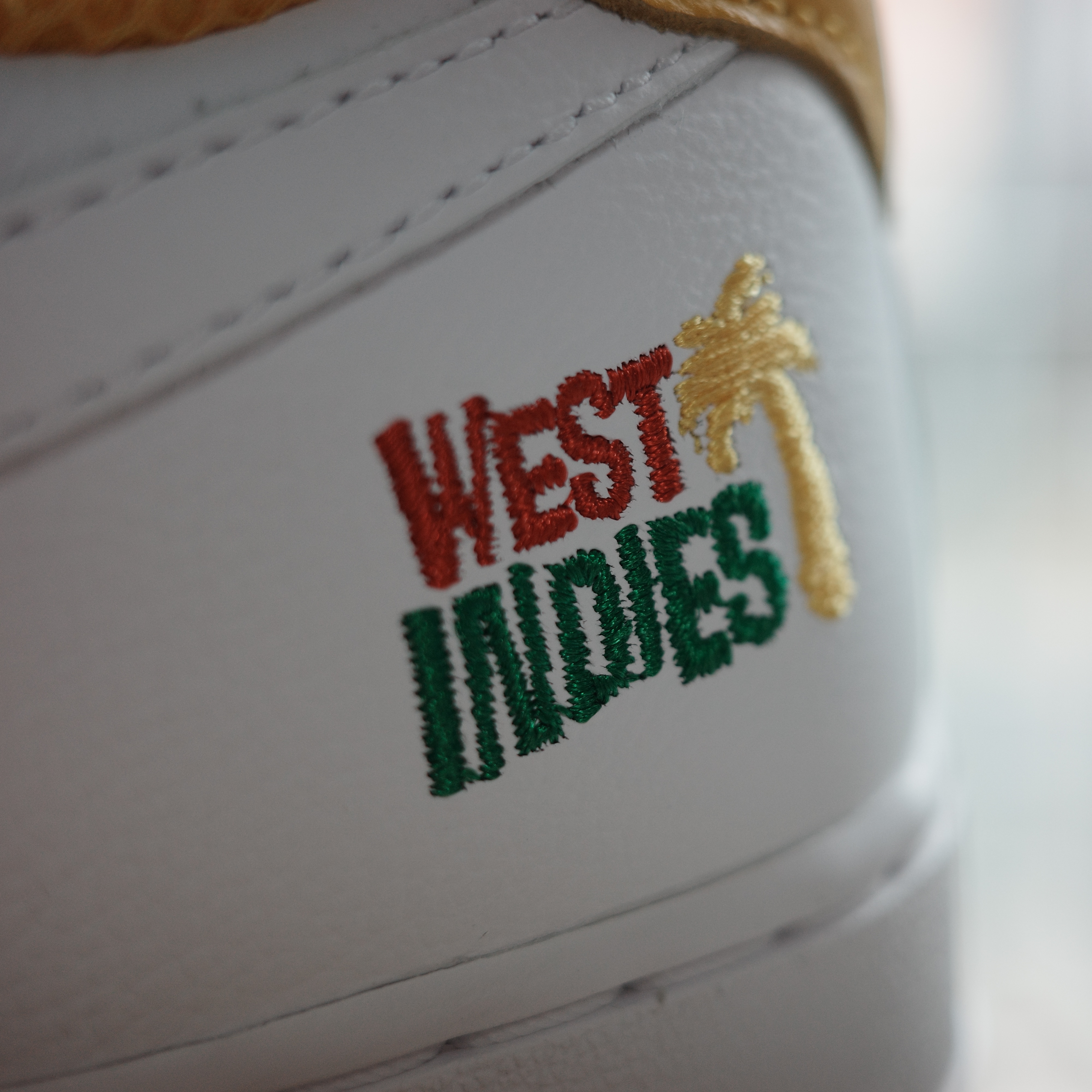 Nike Air Force 1 Low Retro QS West Indies University Gold, Nike Air Force 1 Low Retro QS West Indies Classic Green 착용 스타일 - 3