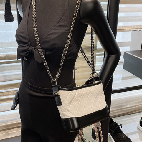 Chanel Gabrielle Small Hobo Bag Aged Calfskin & Gold White Black 착용 스타일