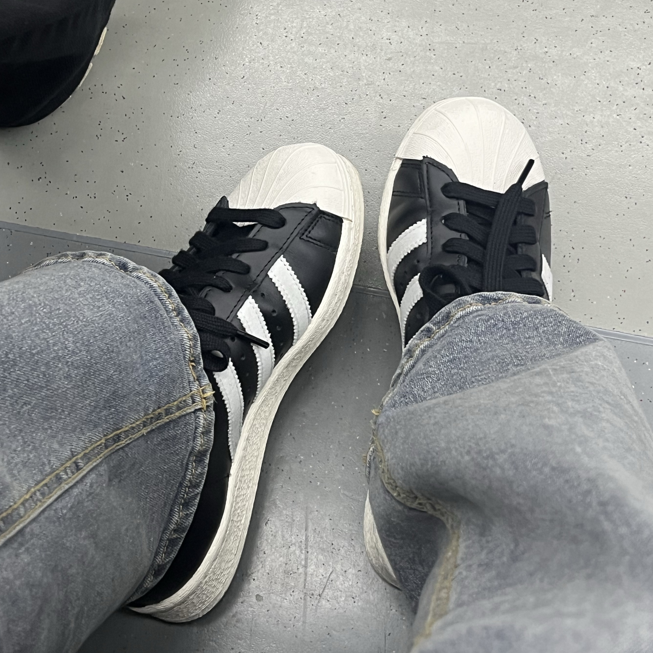 Adidas Superstar 82 FI Core Black 착용 스타일