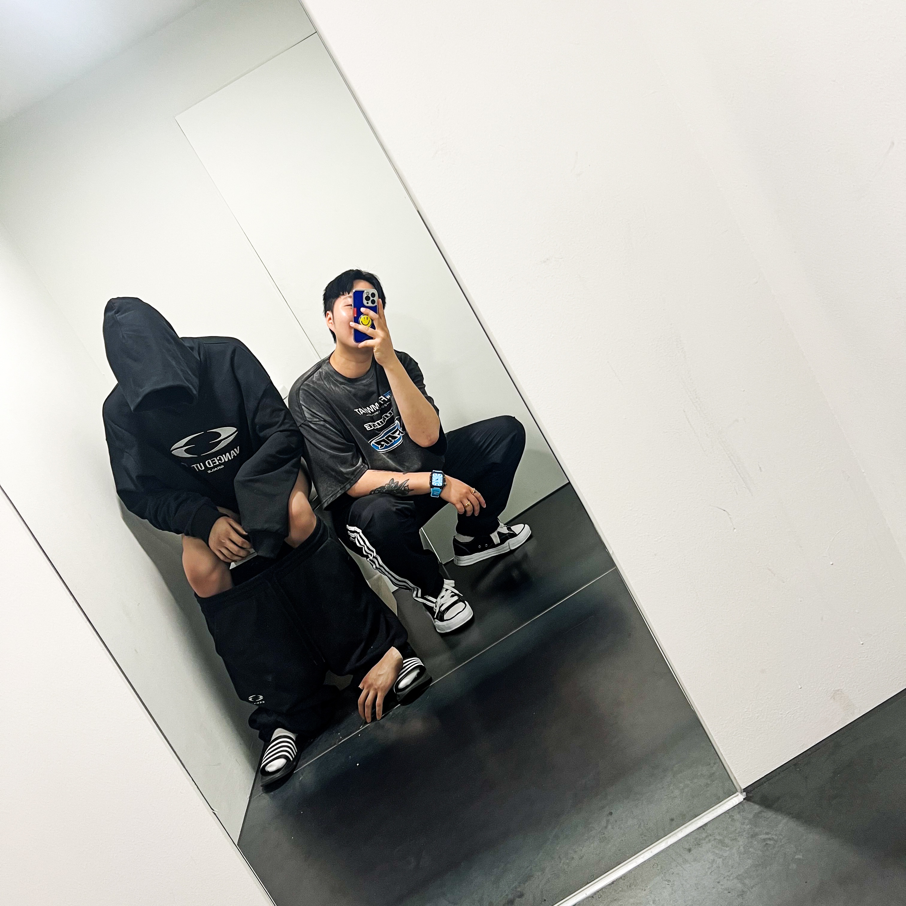 Farfromwhat Far Washed Logo T-Shirt Black, Maison Mihara Yasuhiro Peterson OG Sole Canvas Low Sneakers Black 착용 스타일 - 1