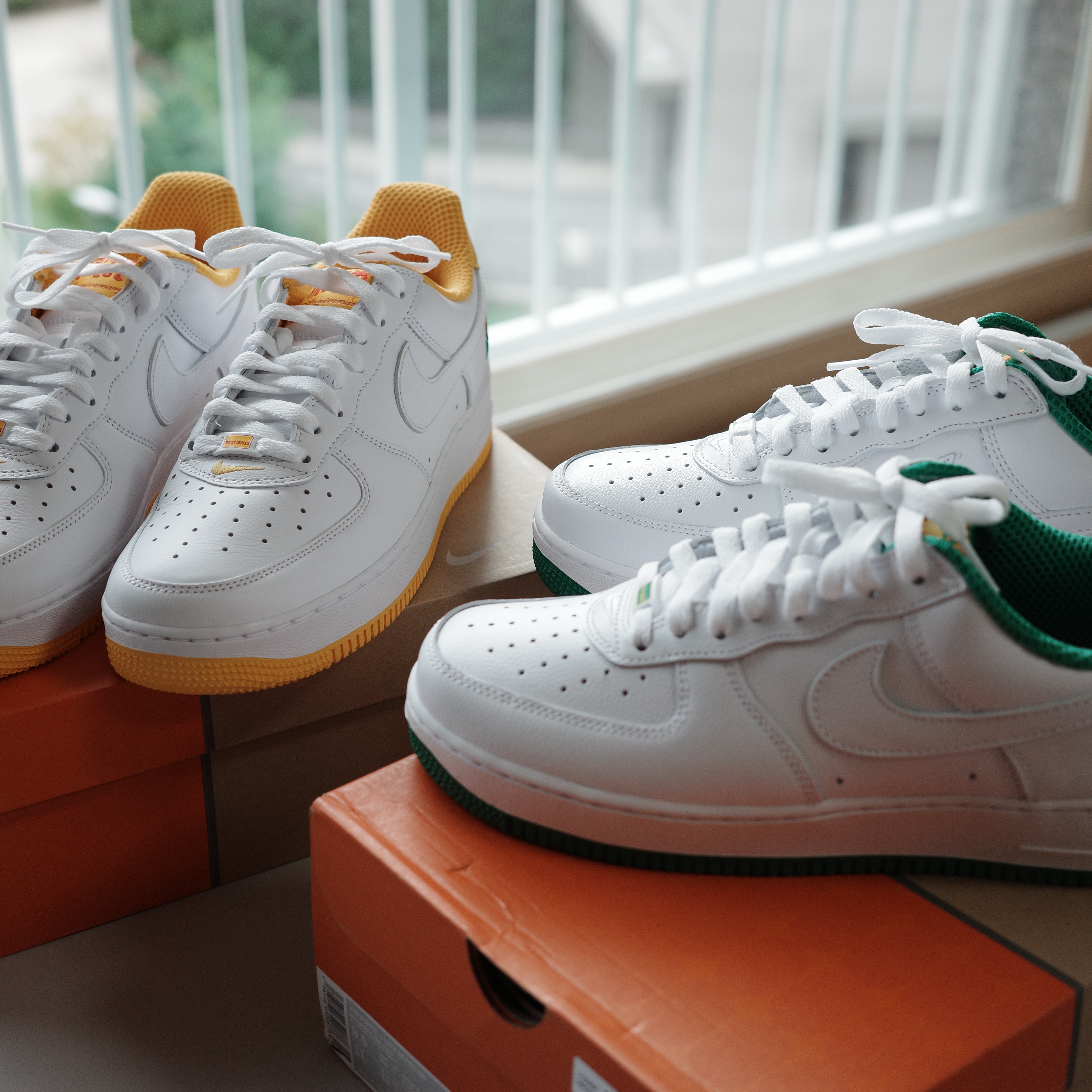 Nike Air Force 1 Low Retro QS West Indies University Gold, Nike Air Force 1 Low Retro QS West Indies Classic Green 착용 스타일 - 1