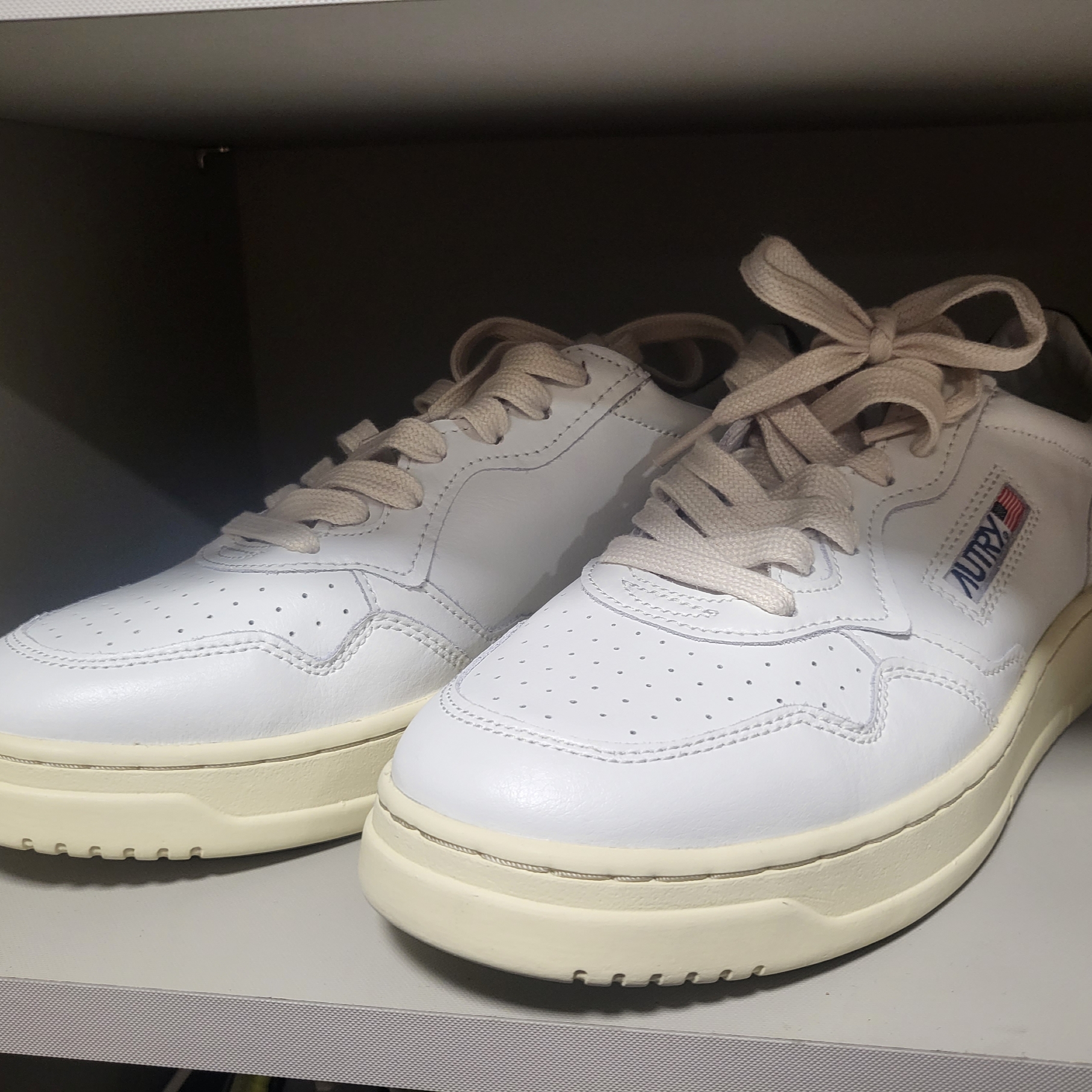 Autry Medalist Low Leather Sneakers White Blue 착용 스타일