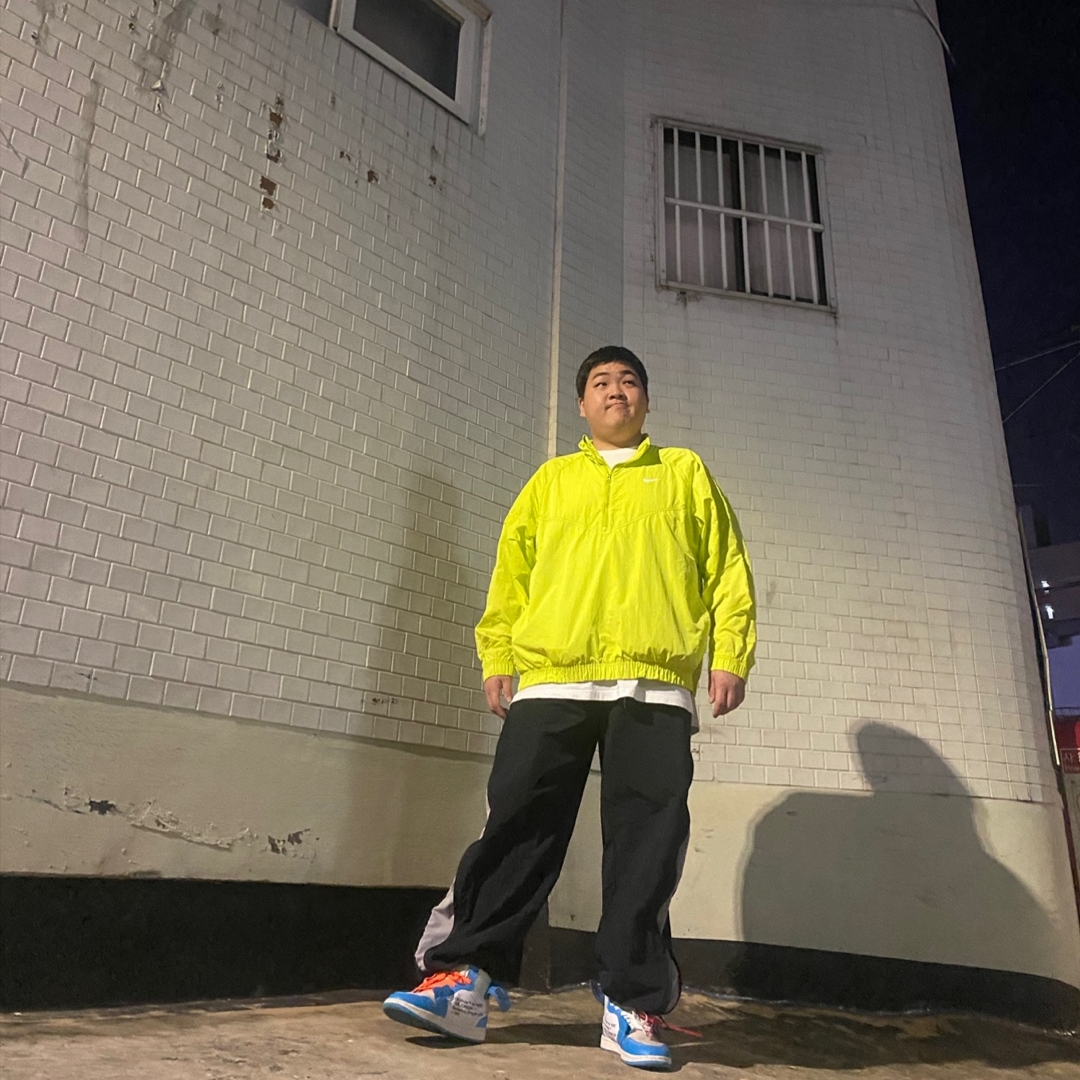 Nike x Stussy Windrunner Jacket Bright Cactus, Jordan 1 x Off-White Retro High University Blue 착용 스타일