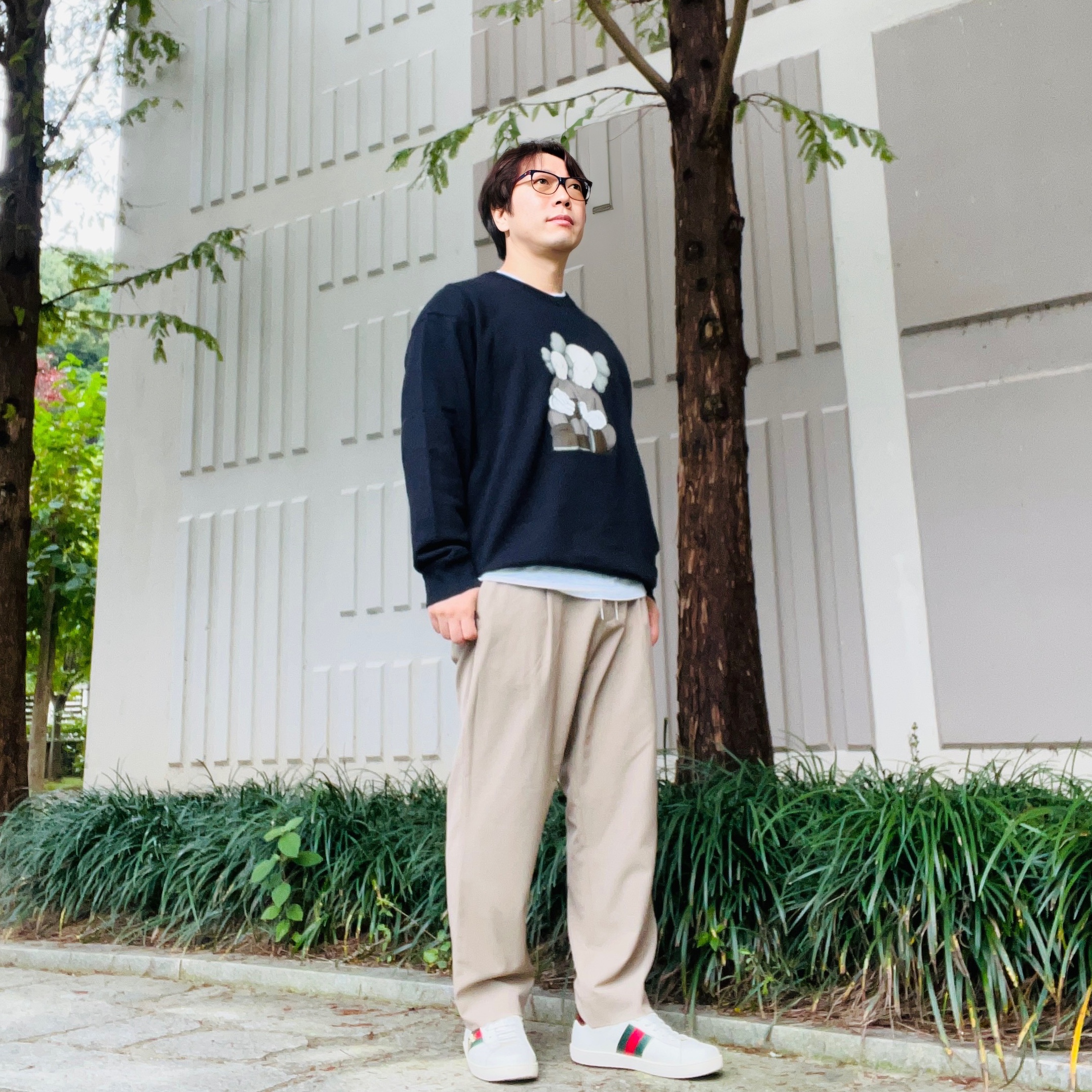 Uniqlo UT x Kaws Long Sleeve Sweatshirt Black 착용 스타일