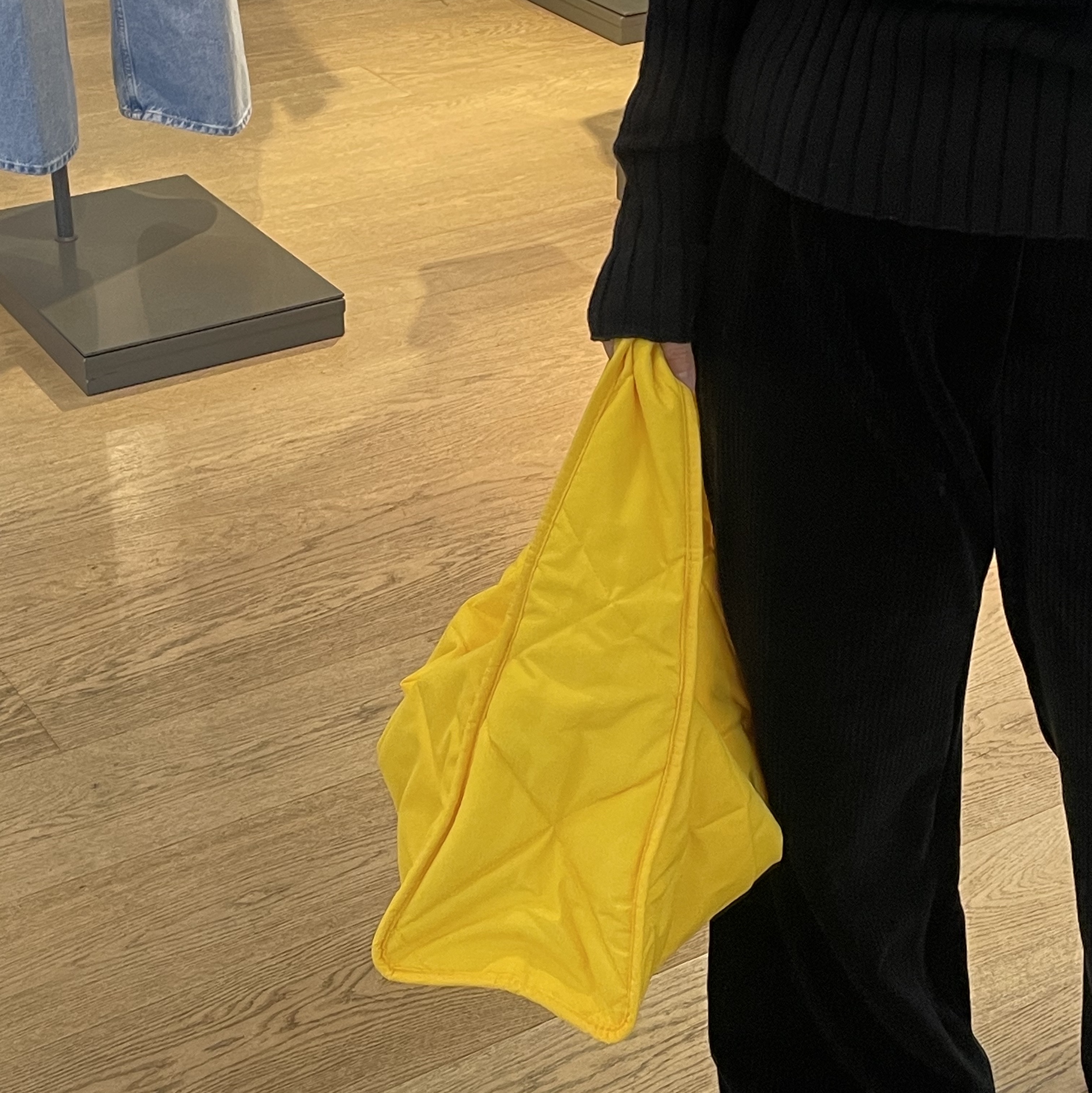 COS Diamond Quilted Hand Bag Yellow 착용 스타일
