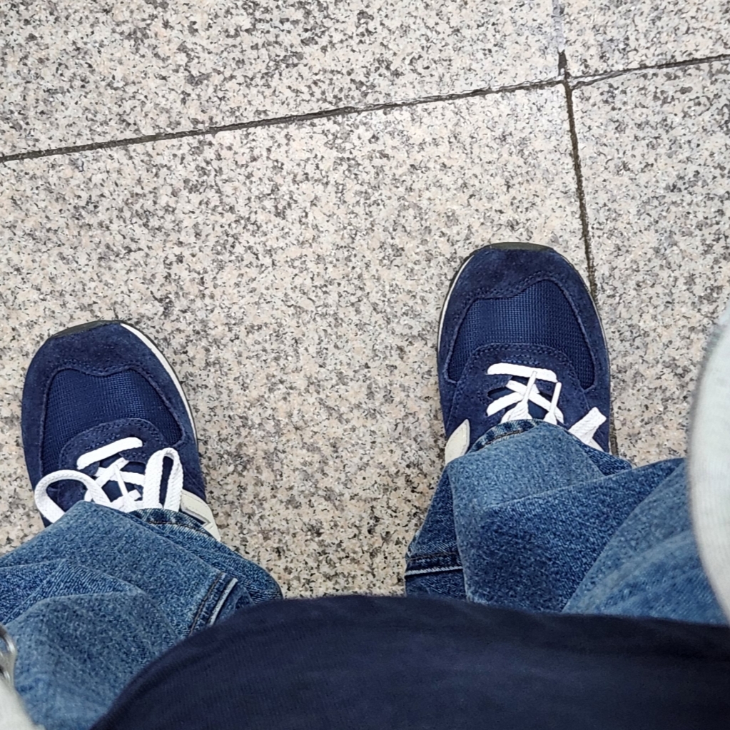 New Balance 574 Classics Reimagined Navy 착용 스타일