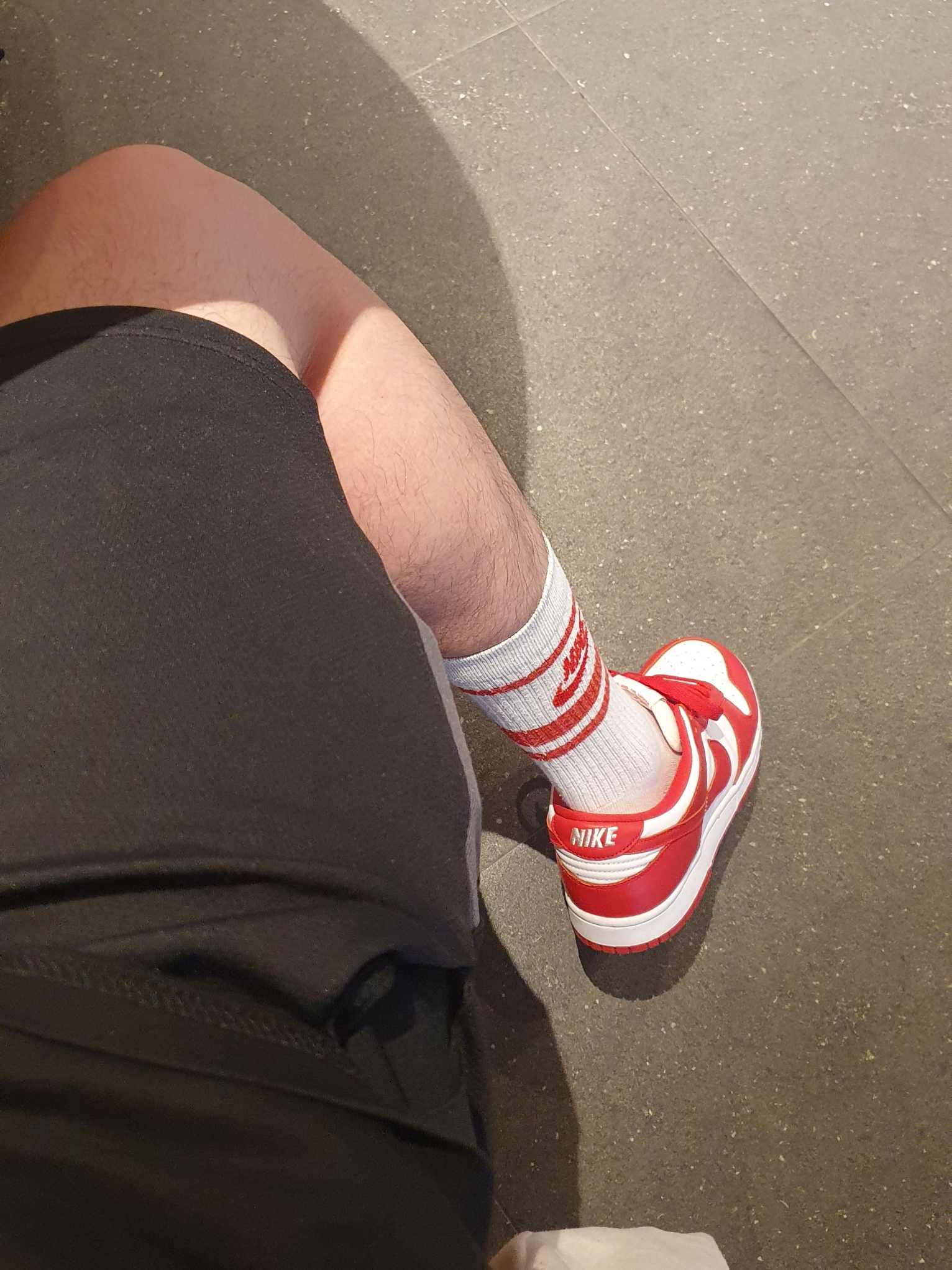 Nike Dunk Low SP University Red 2020, Stussy Dollie Pigment Dyed T-Shirt Black 착용 스타일