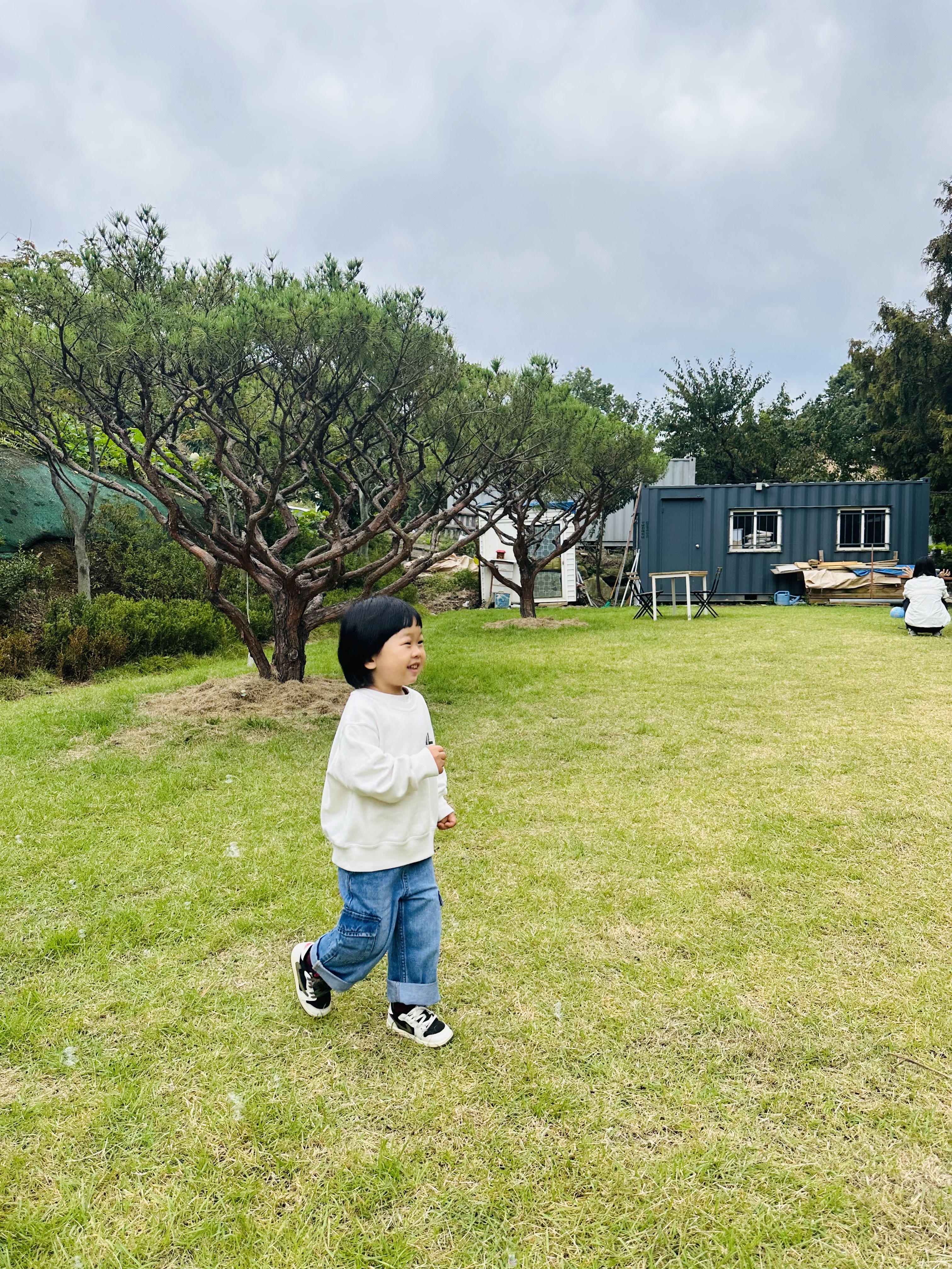 (Kids) Uniqlo UT x Kaws Long Sleeve Sweatshirt Off White, (TD) Jordan 1 x Travis Scott Retro Low OG SP Medium Olive 착용 스타일 - 2