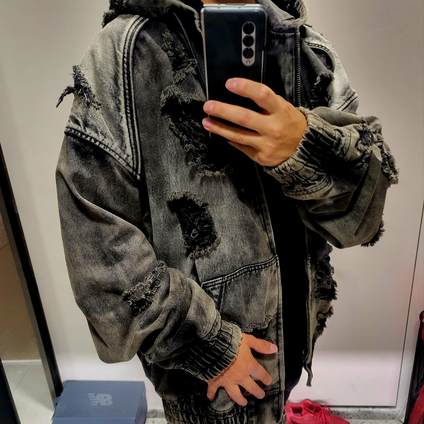 Juun.J Distressed Denim Zip-Up Hoodie Black 착용 스타일 - 2