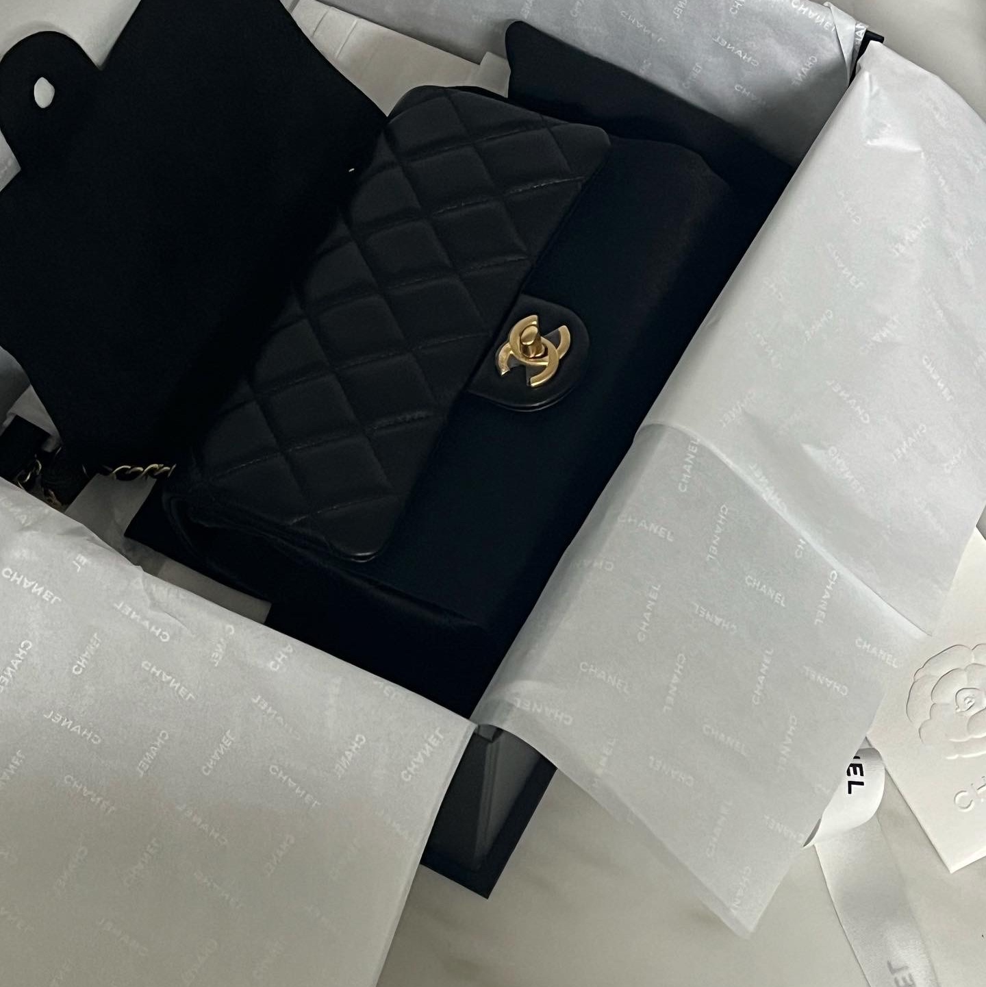 Chanel Mini Flap Bag with Top Handle Lambskin & Gold Black 착용 스타일 - 2