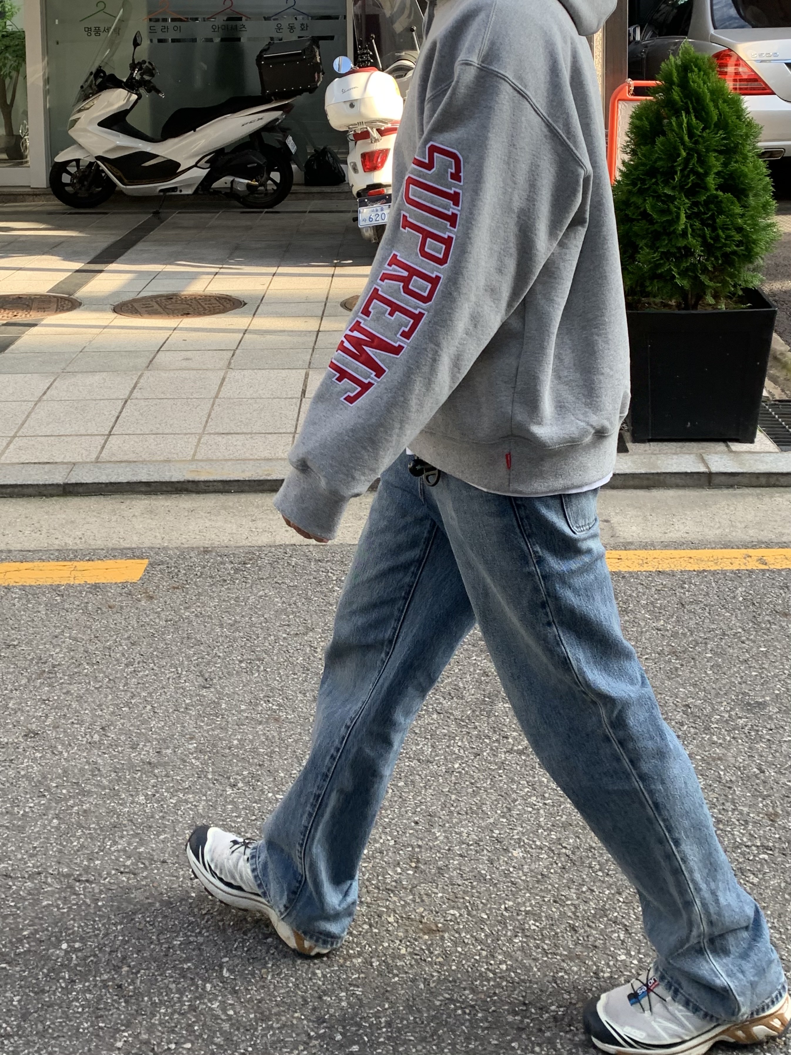 Supreme Sleeve Arc Hooded Sweatshirt Heather Grey - 23FW, Salomon XT-6 Lunar Rock Dark Sapphire 착용 스타일