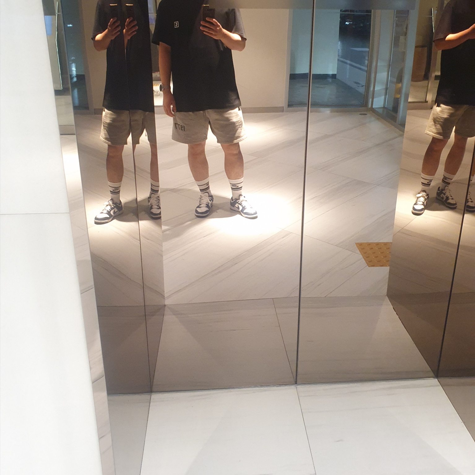 Wooyoungmi Cotton Back Logo T-shirt Black - 23SS, Essentials 1977 Shorts Dark Oatmeal - 22SS 착용 스타일