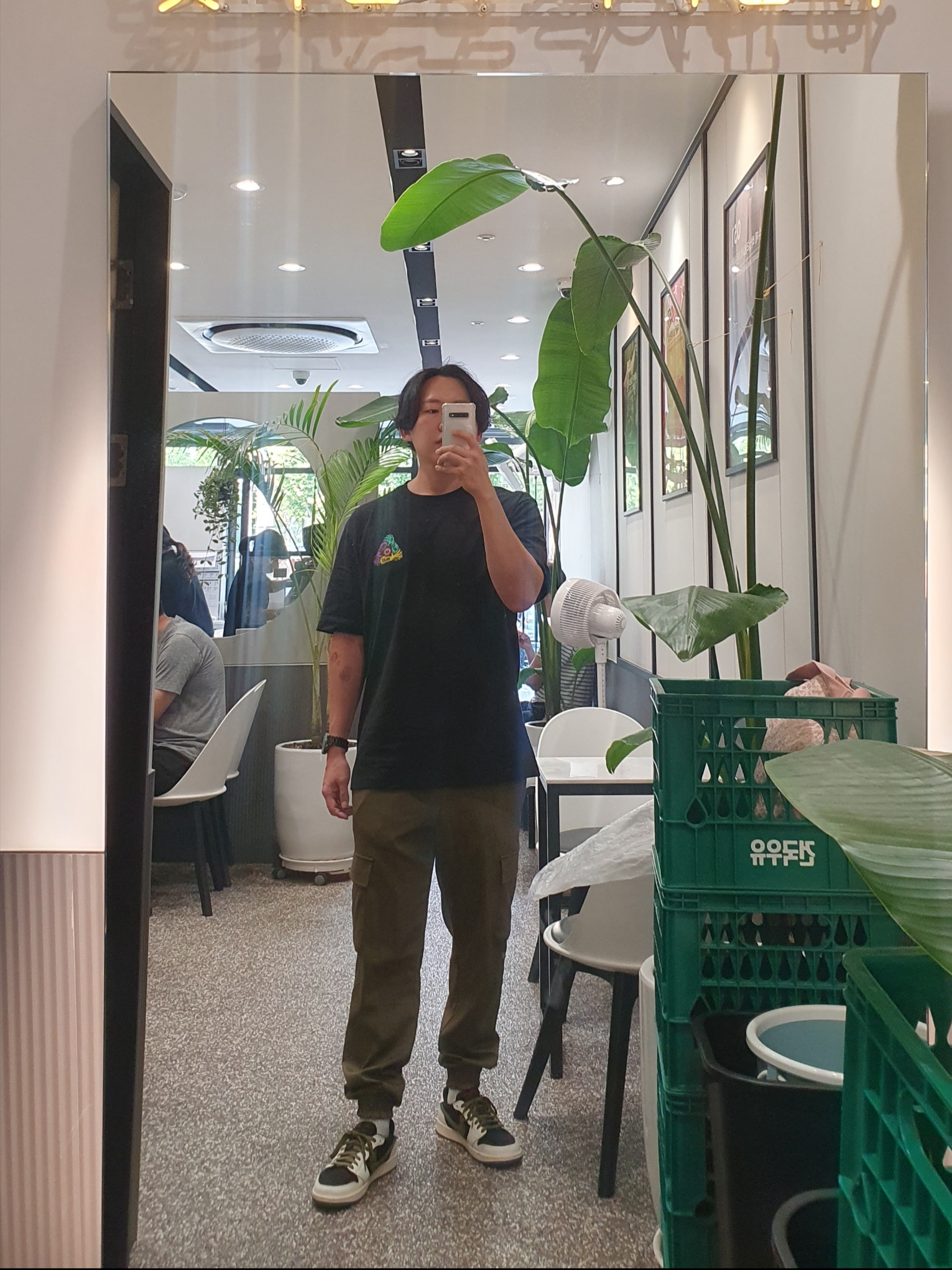 Palace Arms T-Shirt Black - 23FW, (W) Jordan 1 x Travis Scott Retro Low OG SP Medium Olive 착용 스타일