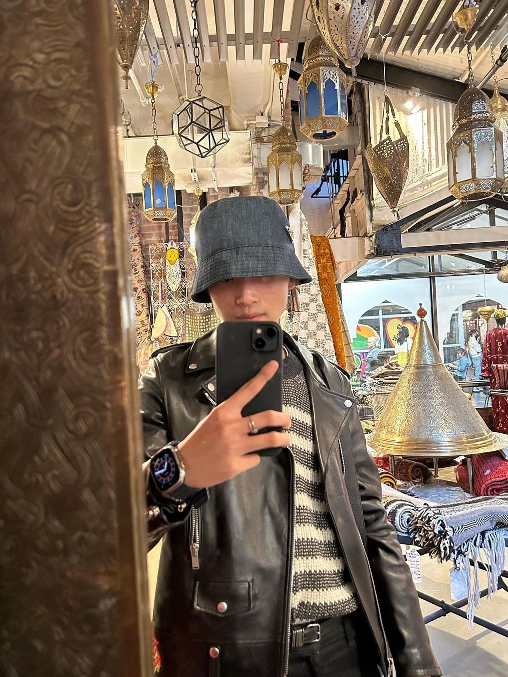 (W) Prada Denim Bucket Hat Blue, Saint Laurent Classic Motorcycle Jacket in Lambskin Black 착용 스타일 - 1