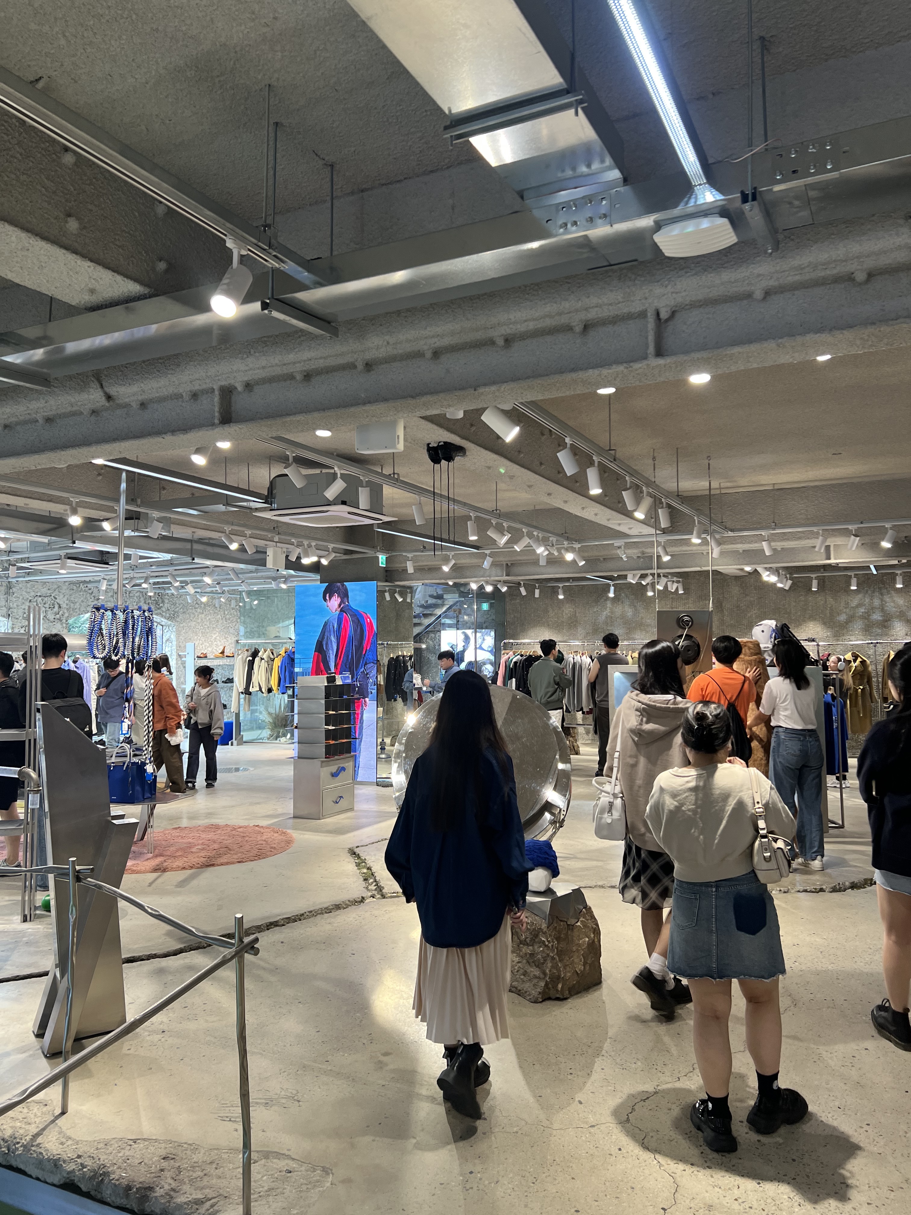 (W) Nike Air Max 97 OG Silver Bullet 2022, Prada Saffiano Leather Robot Trick Keychain White 착용 스타일 - 5