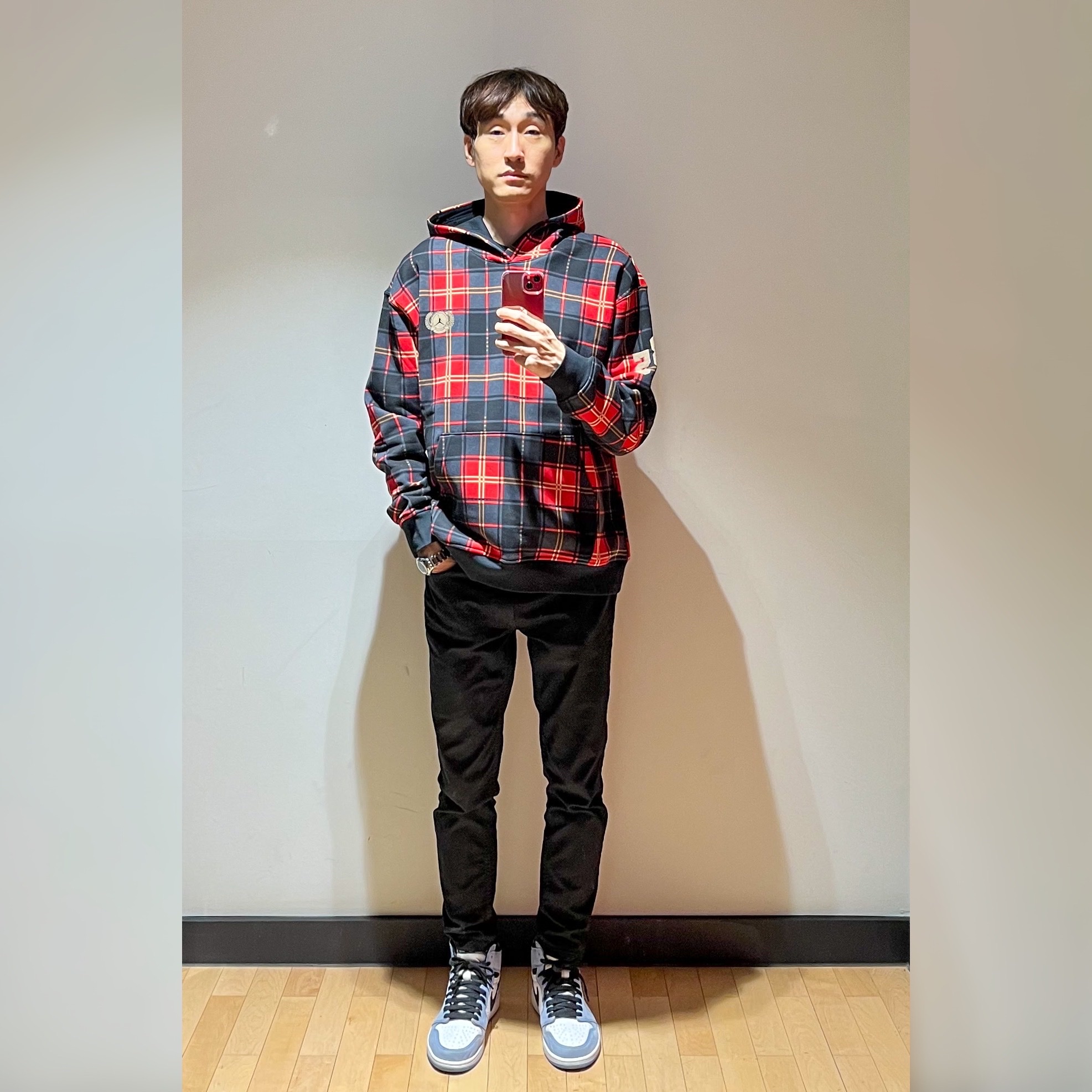 Jordan Essentials Holiday Hoodie Fire Red, Jordan 1 Retro High OG University Blue 착용 스타일