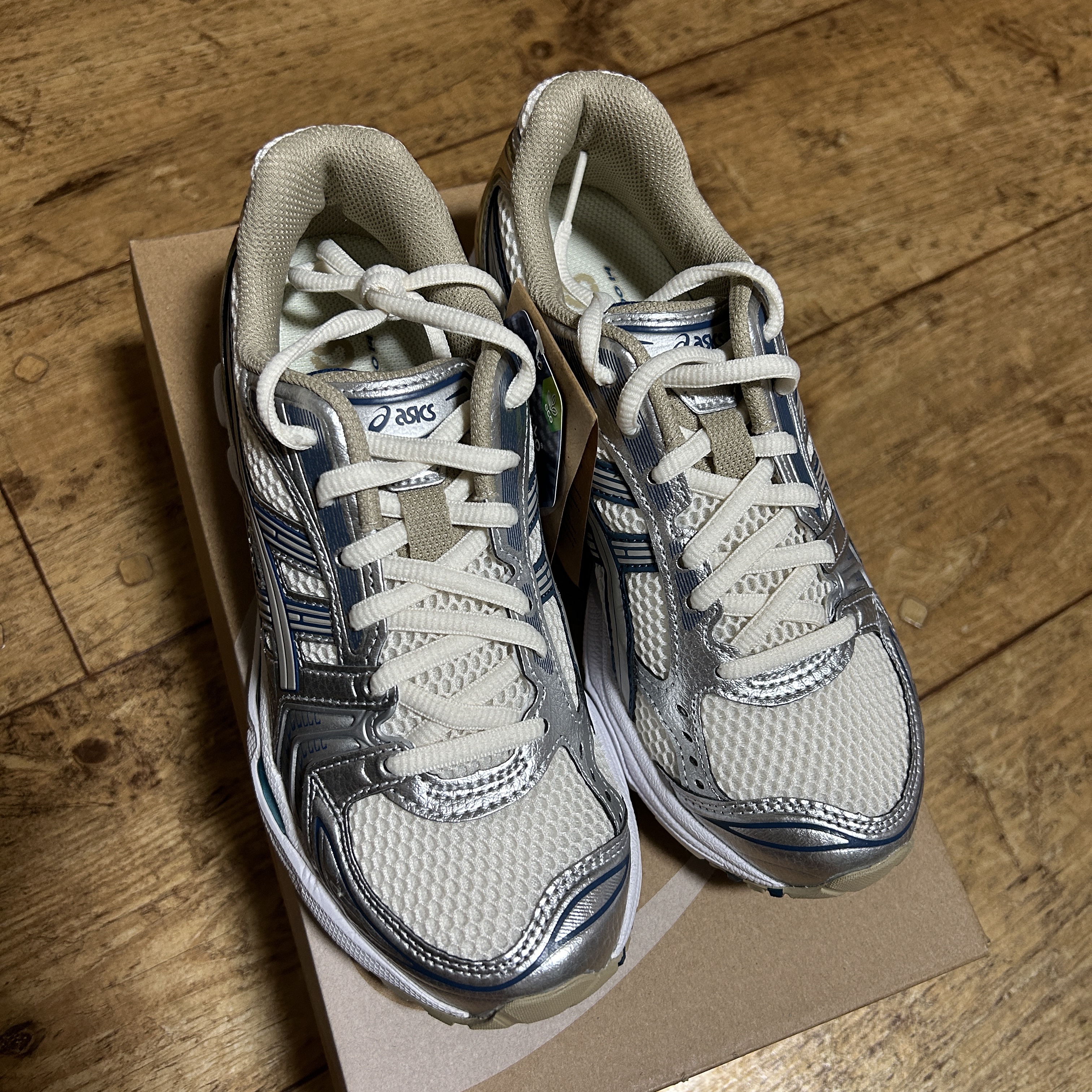 Asics Gel-Kayano 14 Cream Pure Silver 착용 스타일 - 2