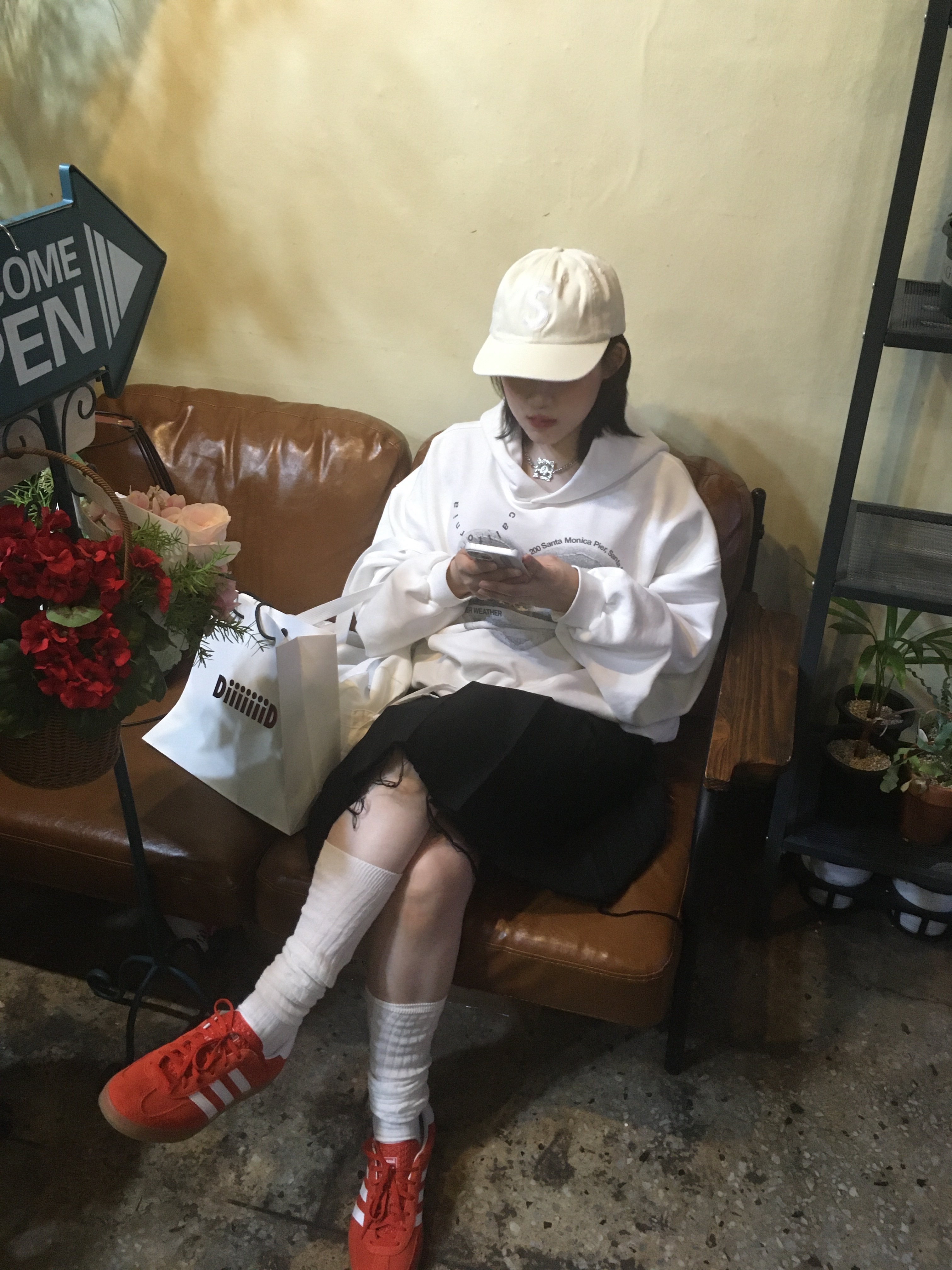 (W) Adidas Gazelle Indoor Bold Orange Cloud White, Supreme Pigment Print S Logo 6-Panel Natural - 23FW 착용 스타일 - 1