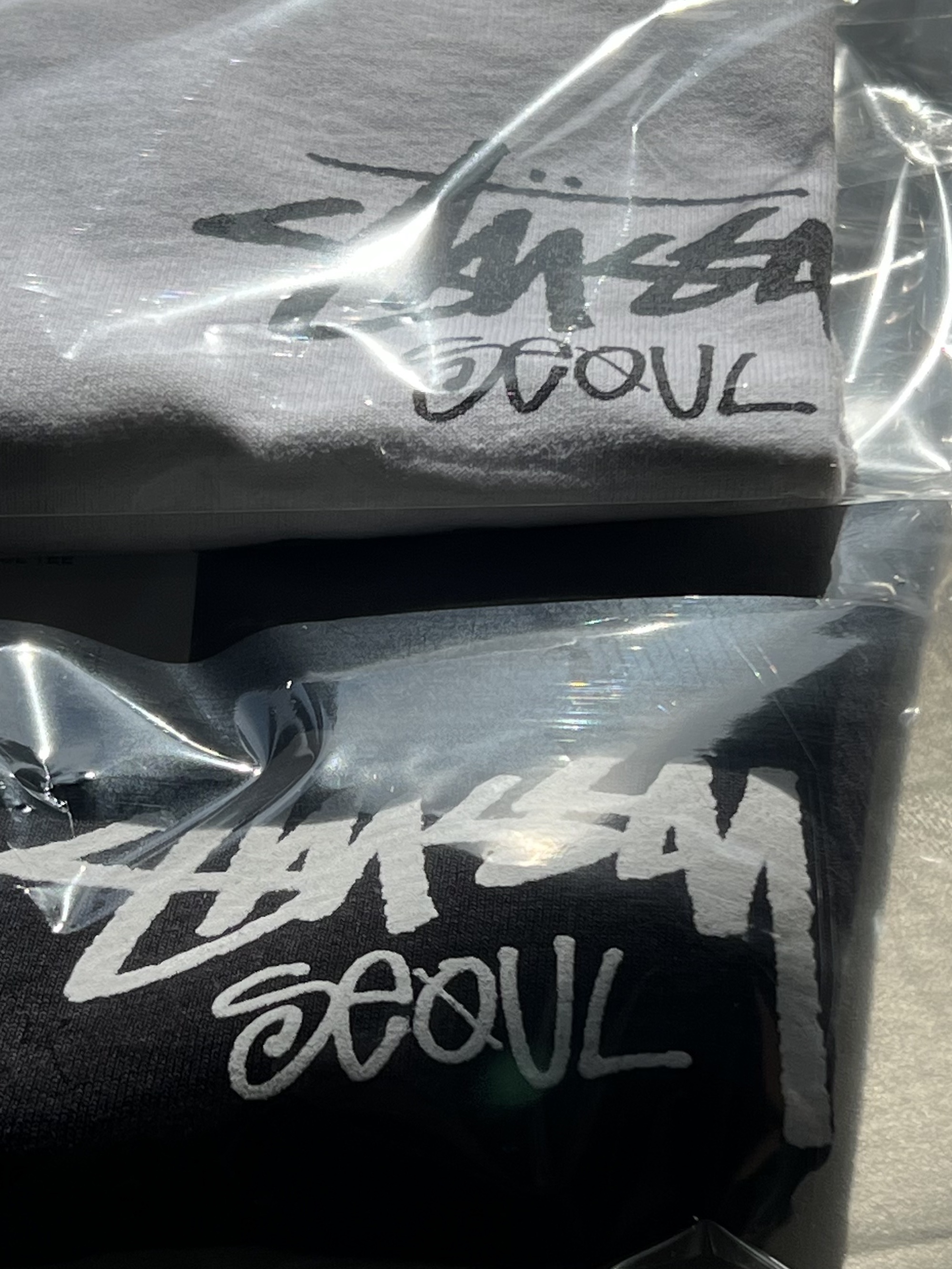 Stussy Stock Seoul T-Shirt White 2023, Stussy Stock Seoul T-Shirt Black 2023 착용 스타일