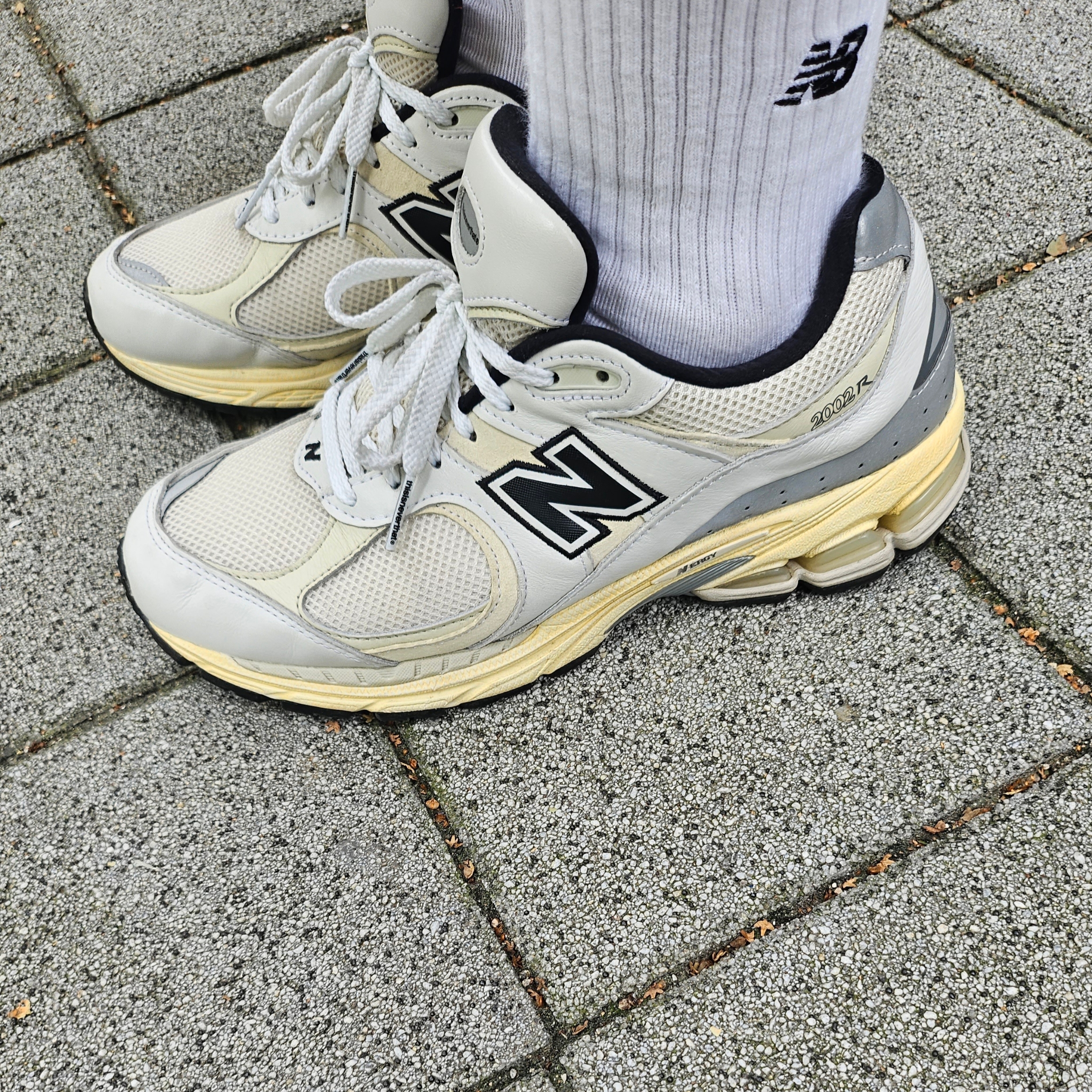 New Balance x Thisisneverthat 2002R White 착용 스타일
