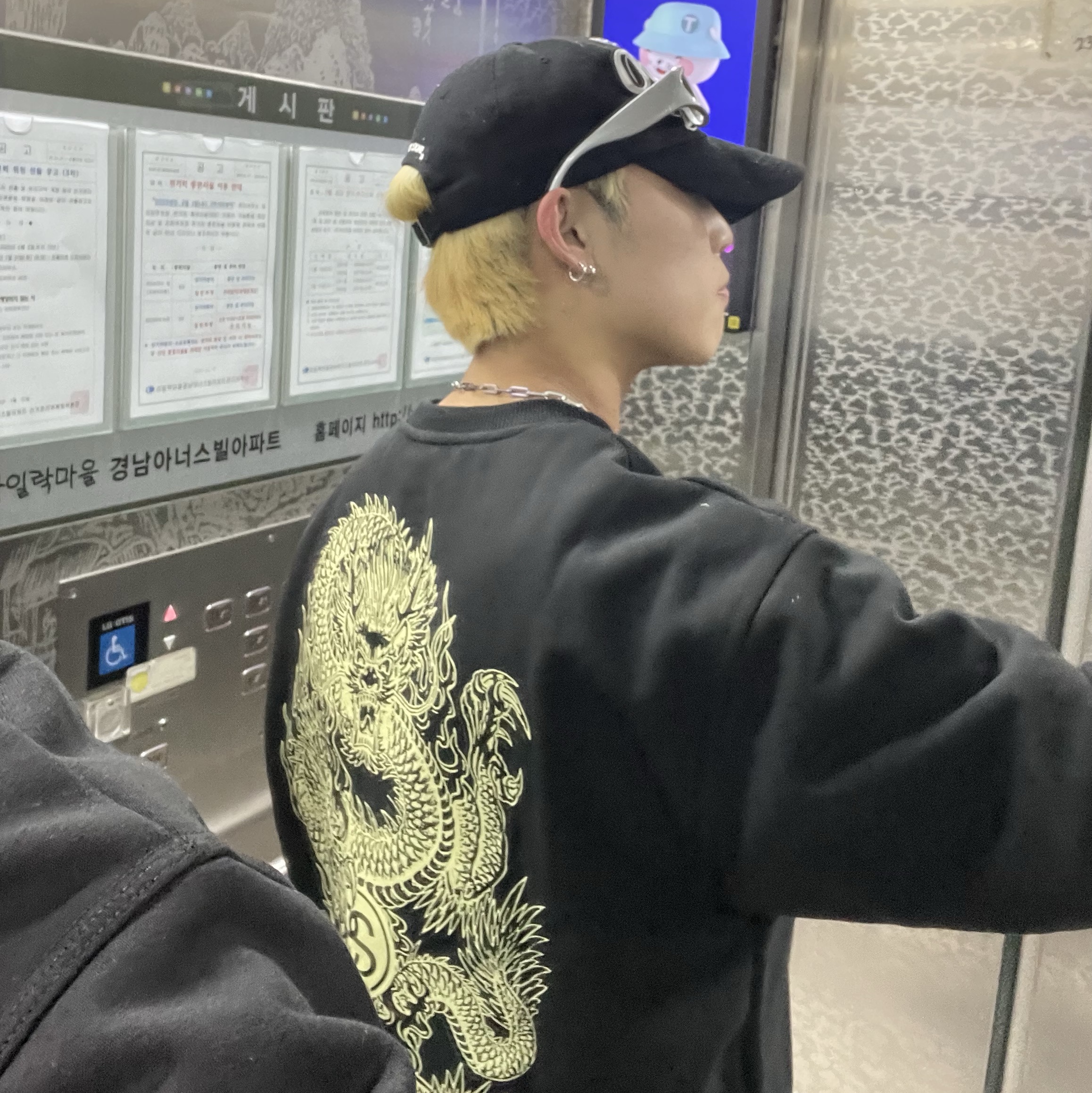 Stussy Dragon Crew Black 착용 스타일