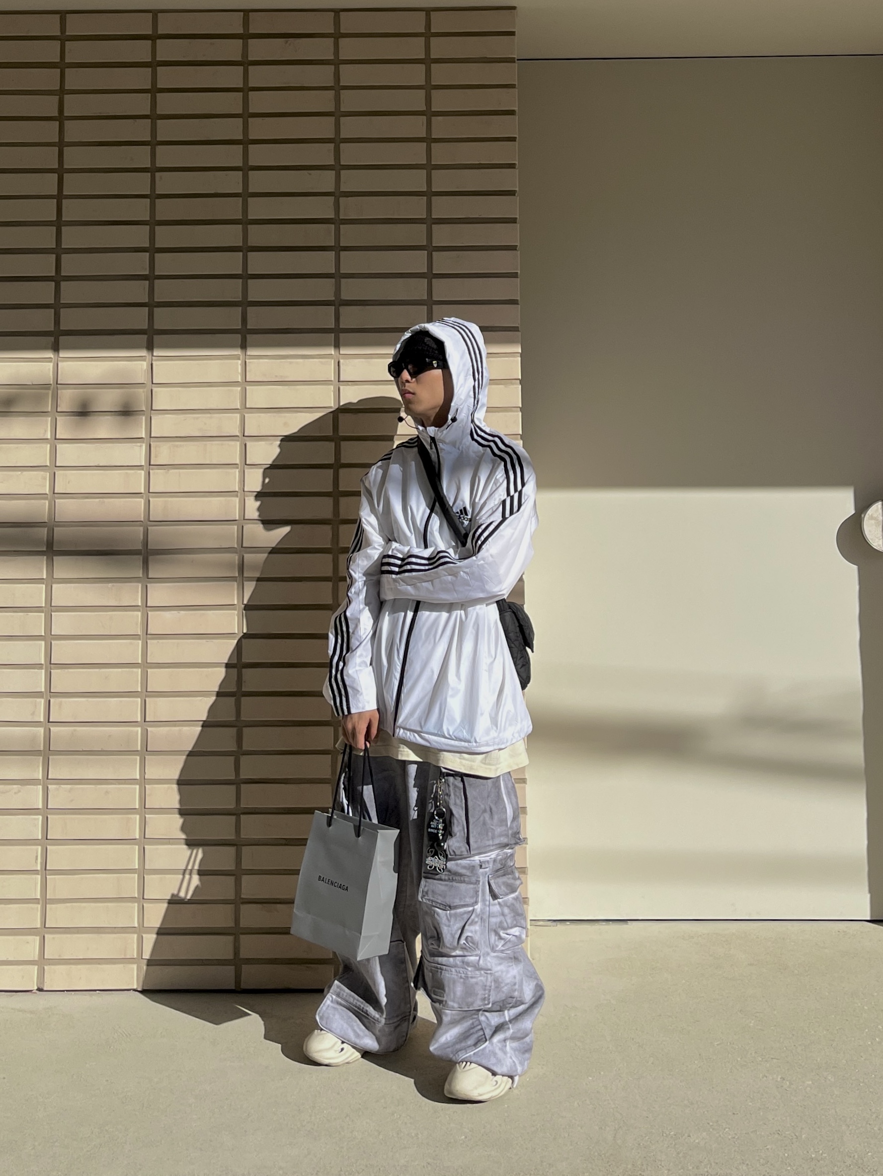 Adidas Yeezy Foam RNNR Sand 착용 스타일 - 1