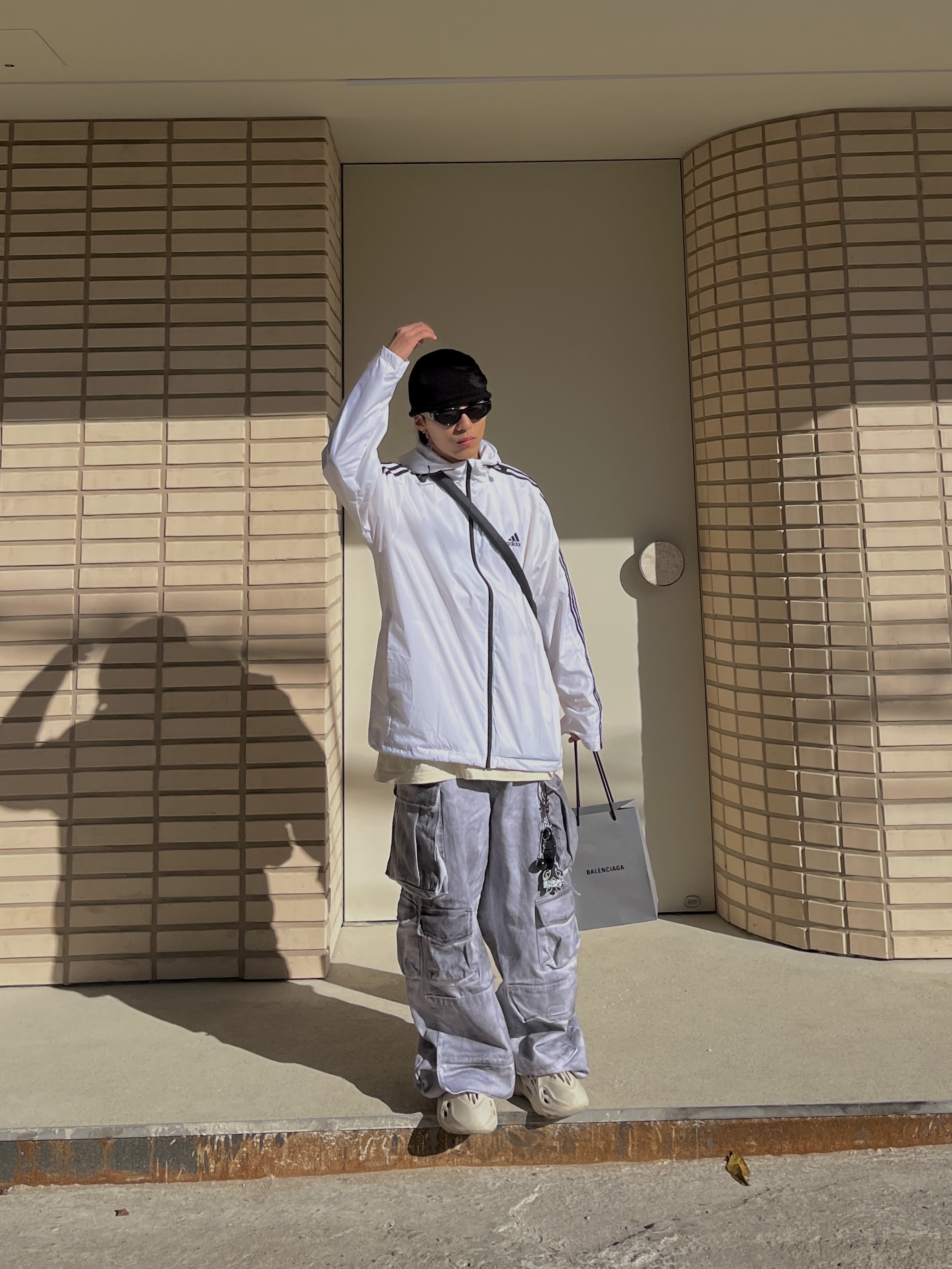 Adidas Yeezy Foam RNNR Sand 착용 스타일 - 3